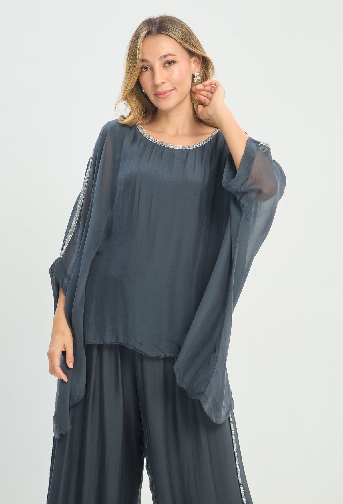 Blusa Poncho Seda Franja de Lentejuelas gris grafito BYBLA