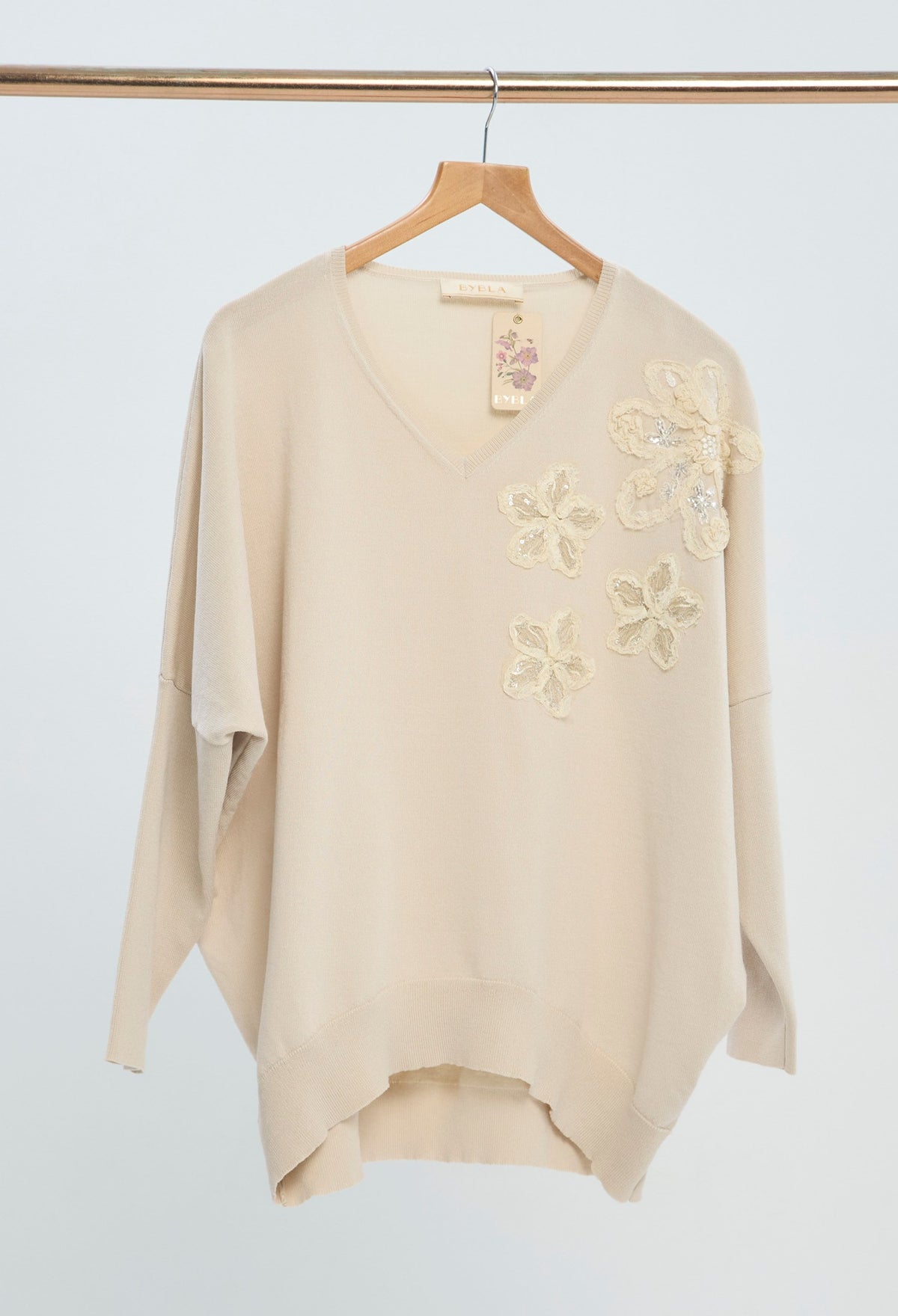 Blusa Punto Flores Bordadas beige arena BYBLA - vista 7