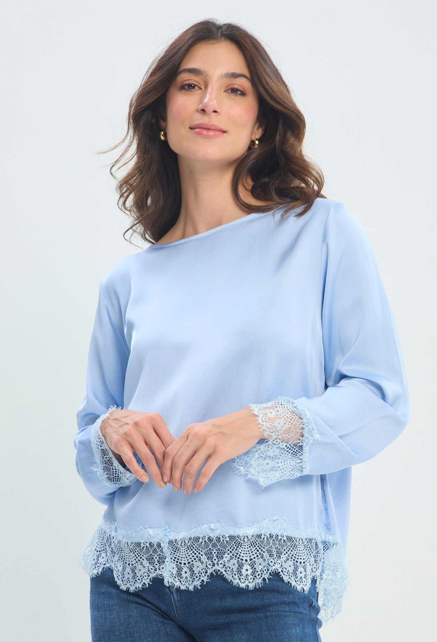 Blusa Satinada con Encaje celeste sale BYBLA