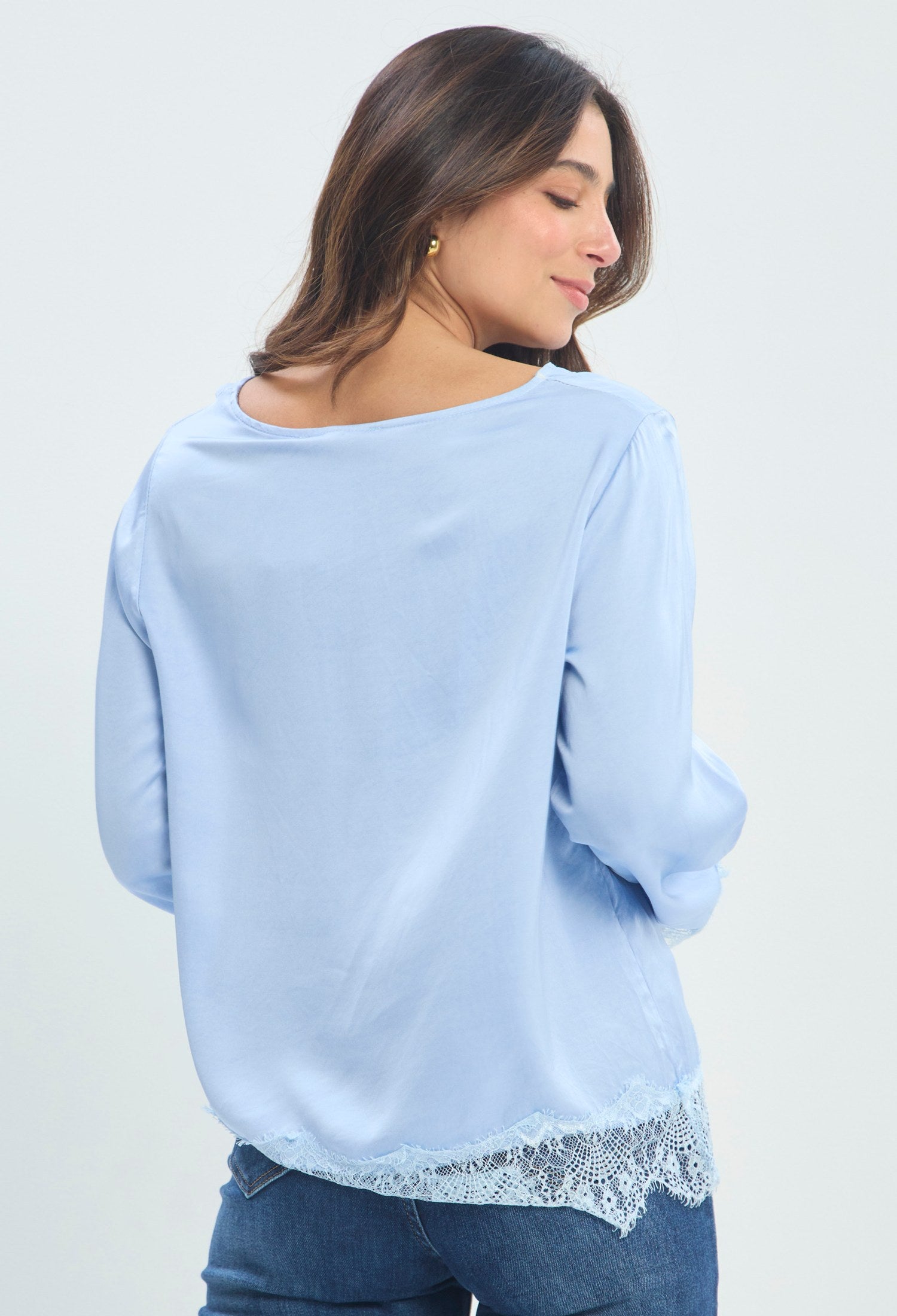 Blusa Satinada con Encaje celeste sale BYBLA - vista 3
