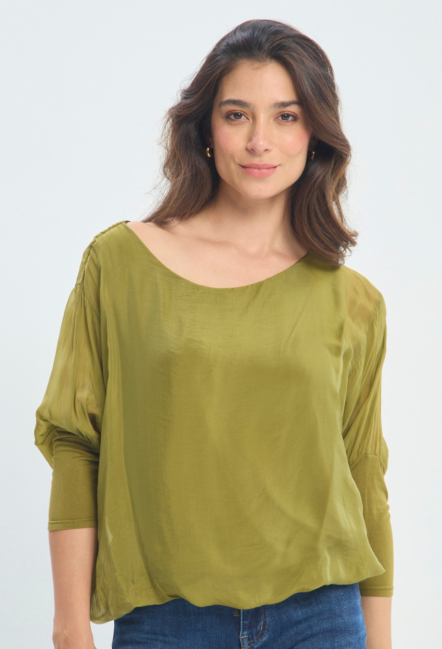 Blusa Satinada Escote Barco verde oliva BYBLA