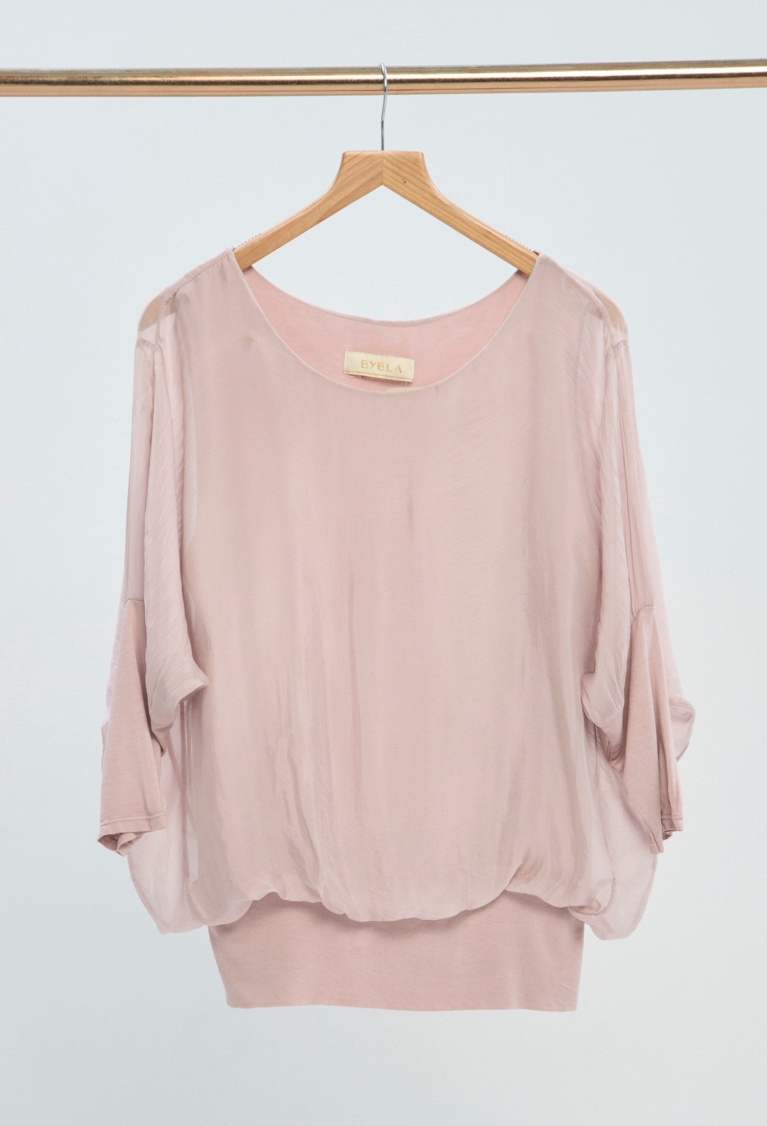 Blusa Satinada Escote Barco rosa palo BYBLA