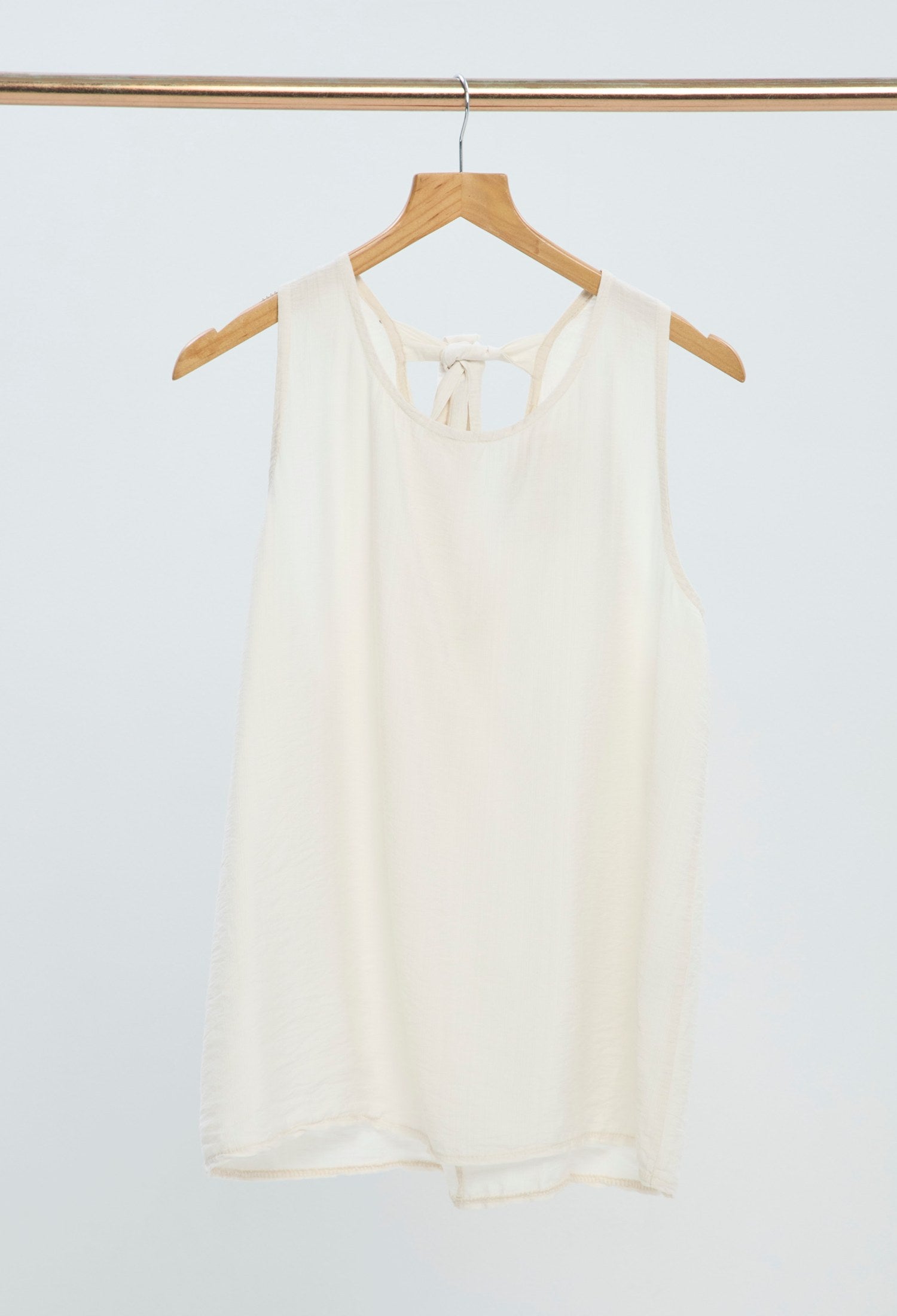 Blusa Satinada Sin Mangas blanco marfil BYBLA