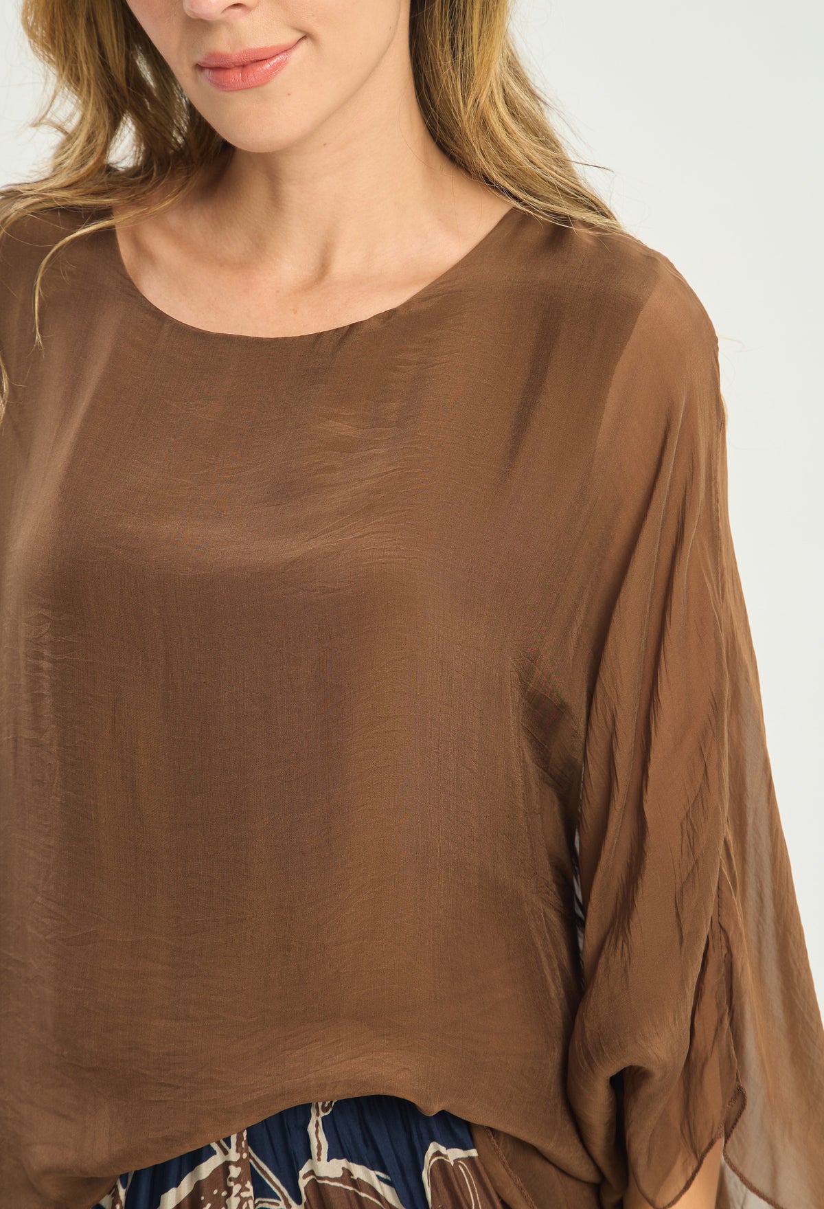 Blusa Seda Capa Transparente café chocolate BYBLA