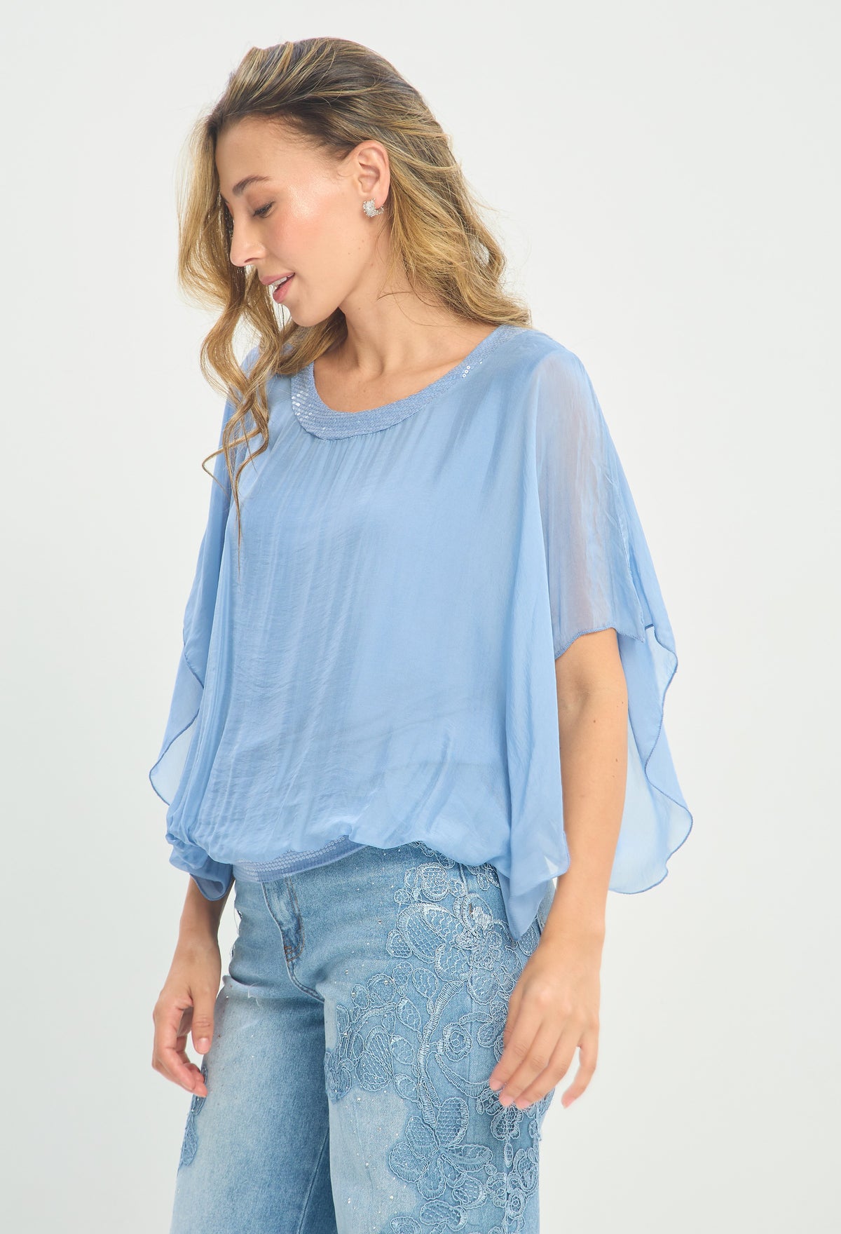 Blusa Seda Cuello de Lentejuelas azul cielo BYBLA
