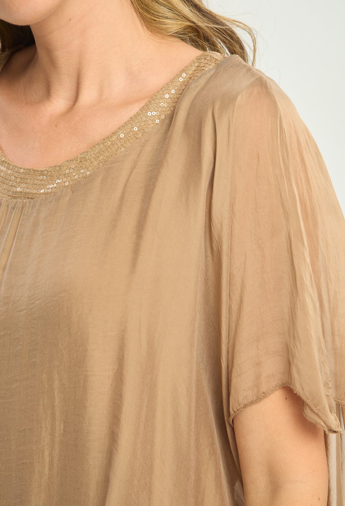 Blusa Seda Cuello de Lentejuelas camel BYBLA