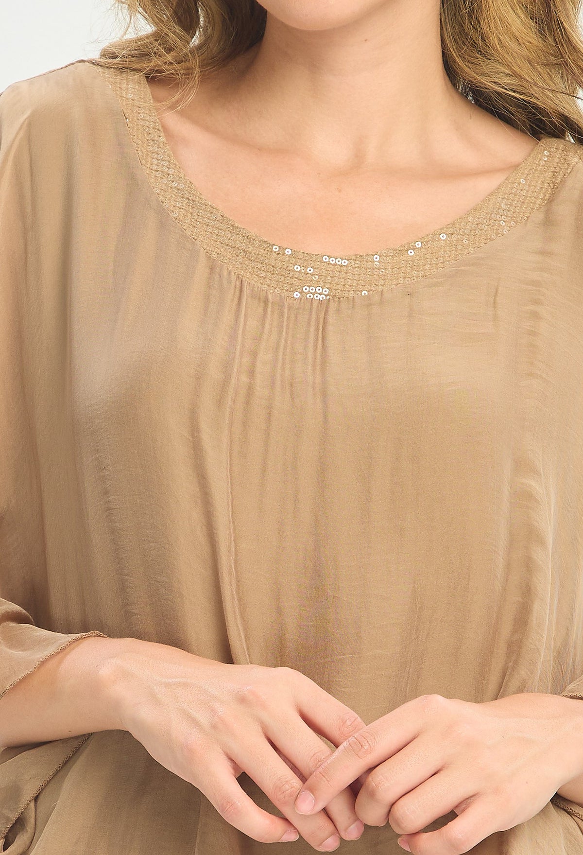 Blusa Seda Cuello de Lentejuelas camel BYBLA