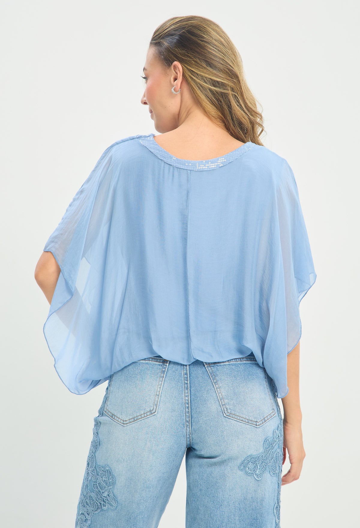 Blusa Seda Cuello de Lentejuelas azul cielo BYBLA
