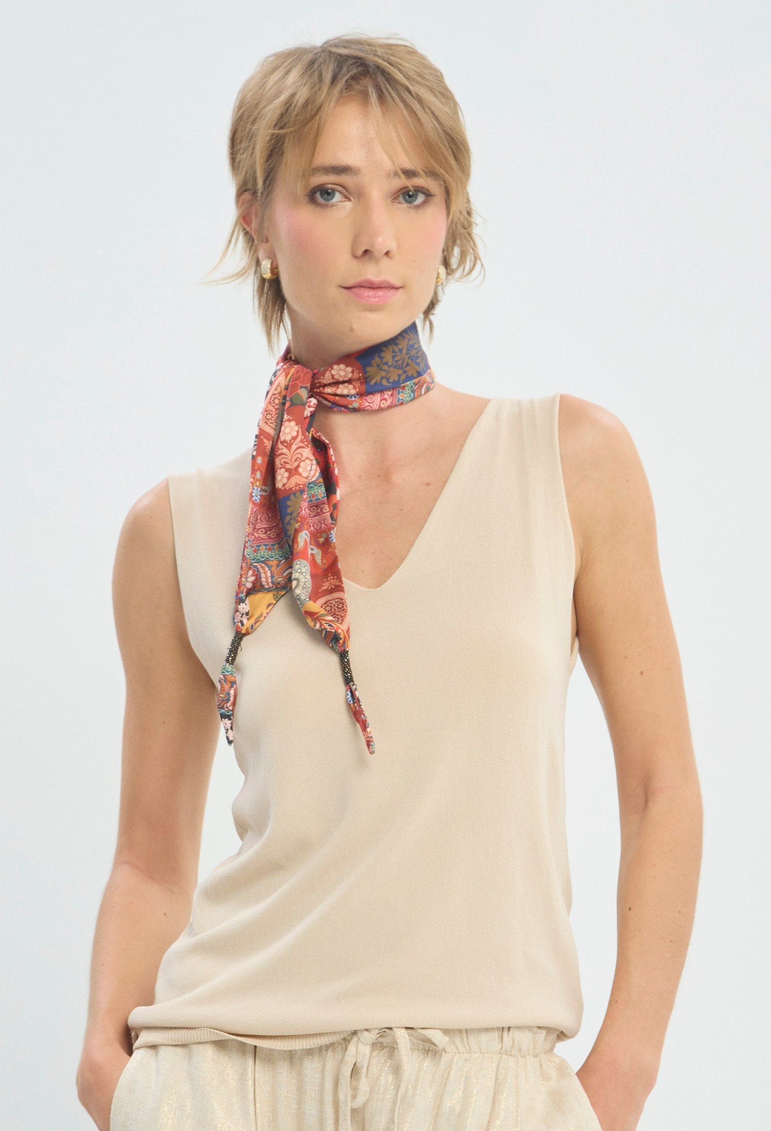 Blusa sin mangas beige con escote en V BYBLA