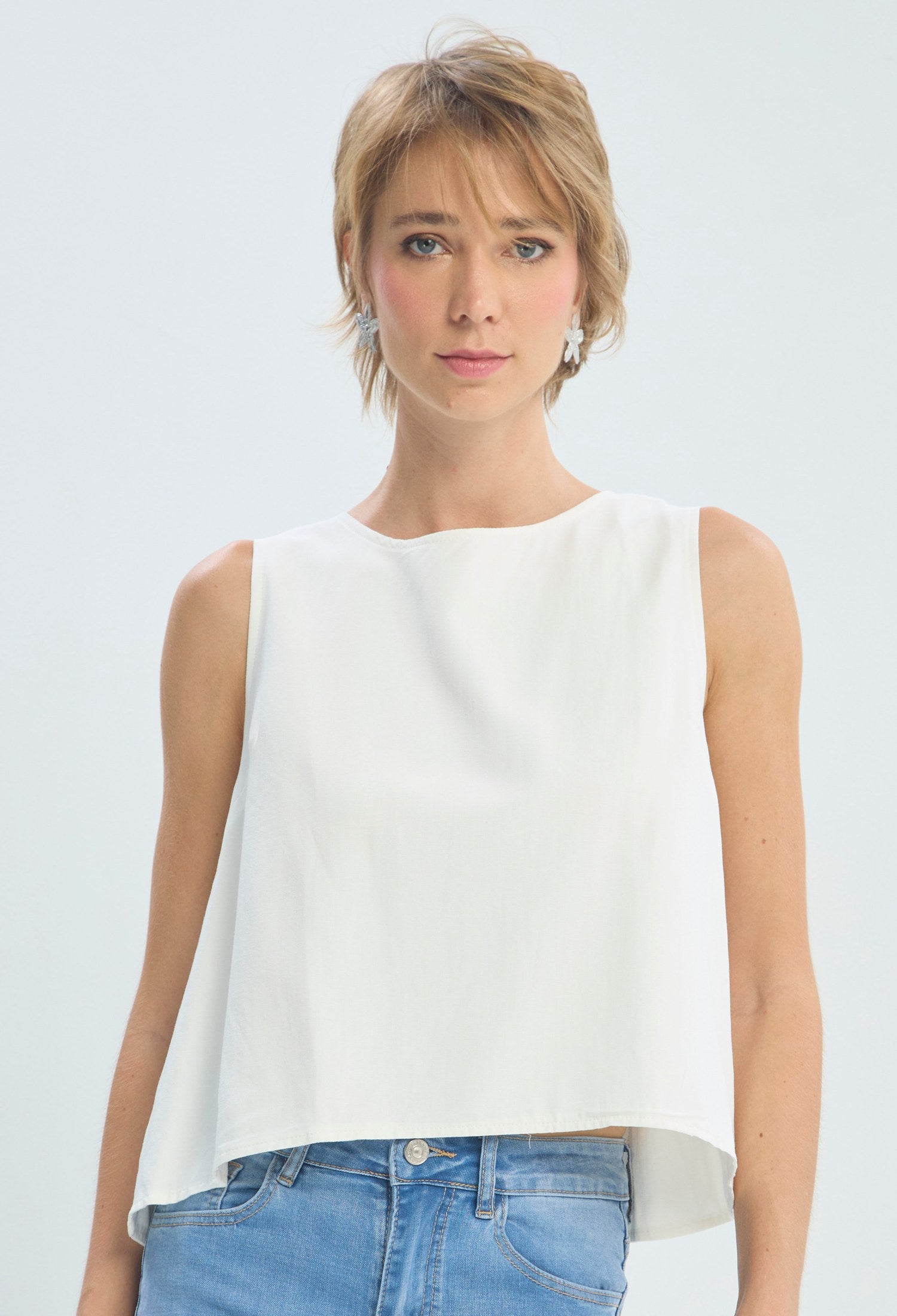 Blusa blanca sin mangas con espalda de encaje BYBLA
