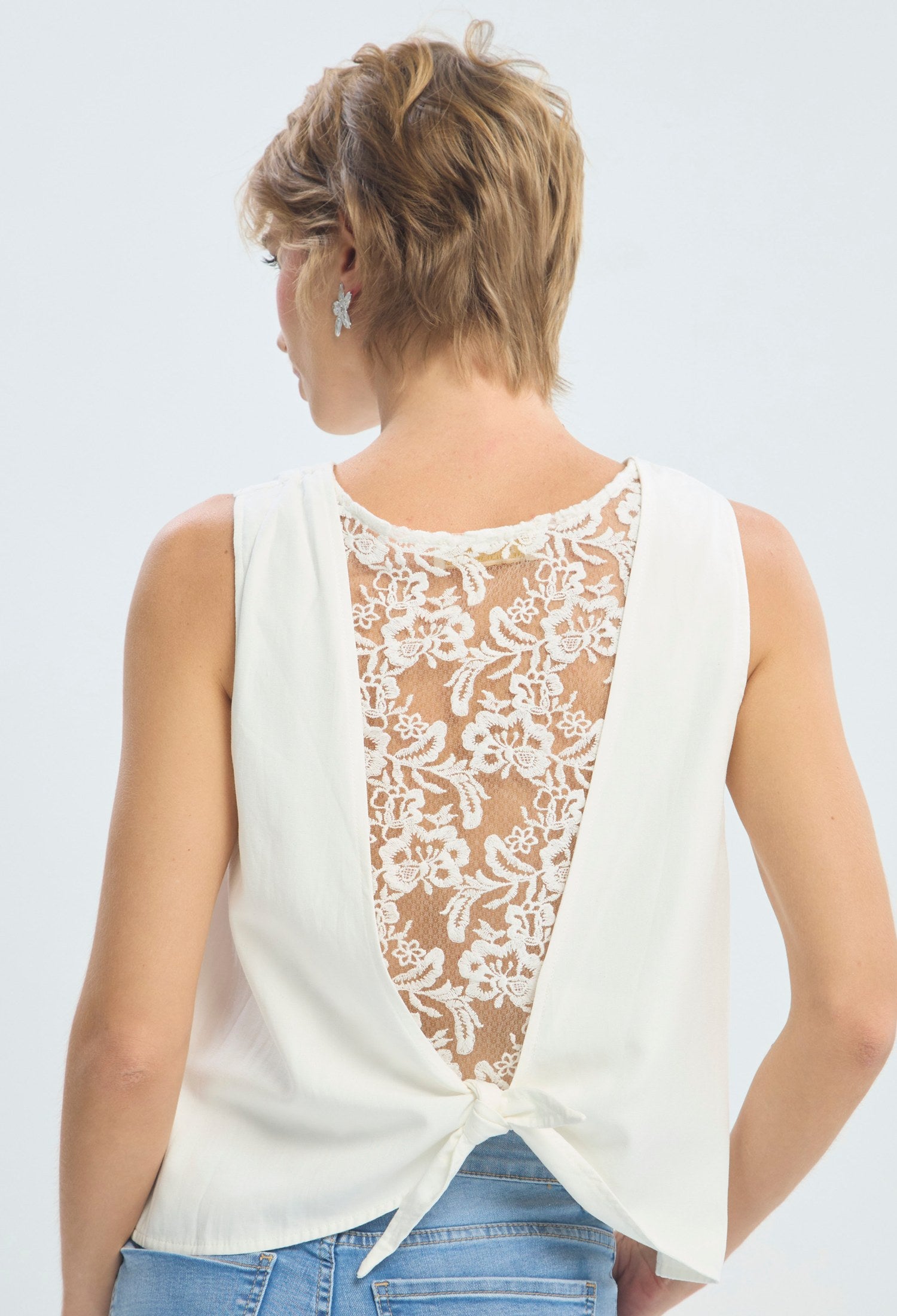 Blusa blanca sin mangas con espalda de encaje BYBLA - vista 3