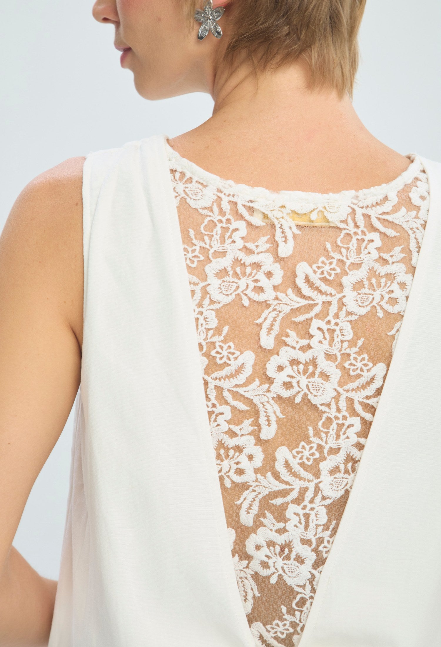 Blusa blanca sin mangas con espalda de encaje BYBLA - vista 4