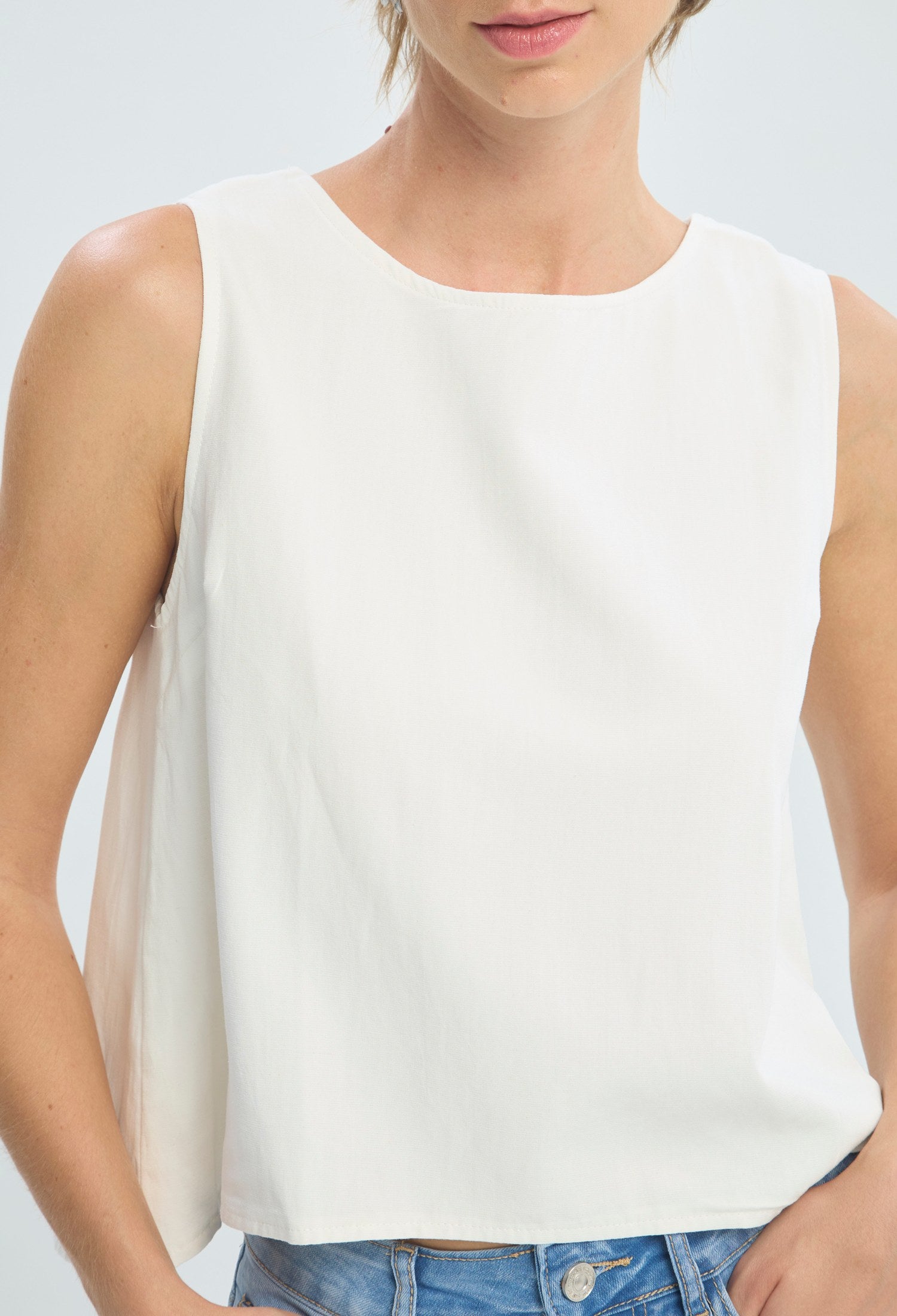Blusa blanca sin mangas con espalda de encaje BYBLA - vista 5