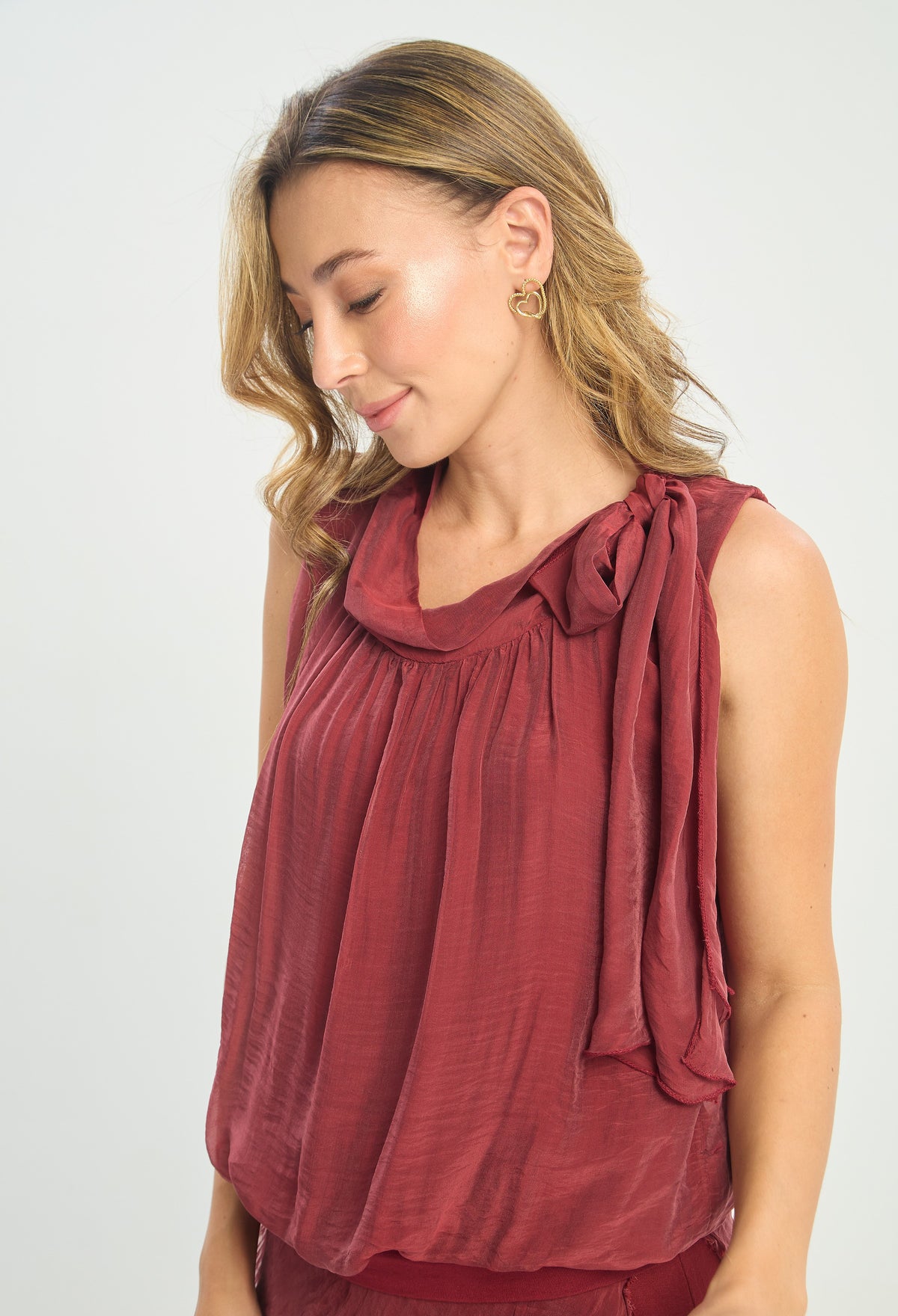 Blusa Seda Manga Sisa Lazo al Hombro vinotinto BYBLA