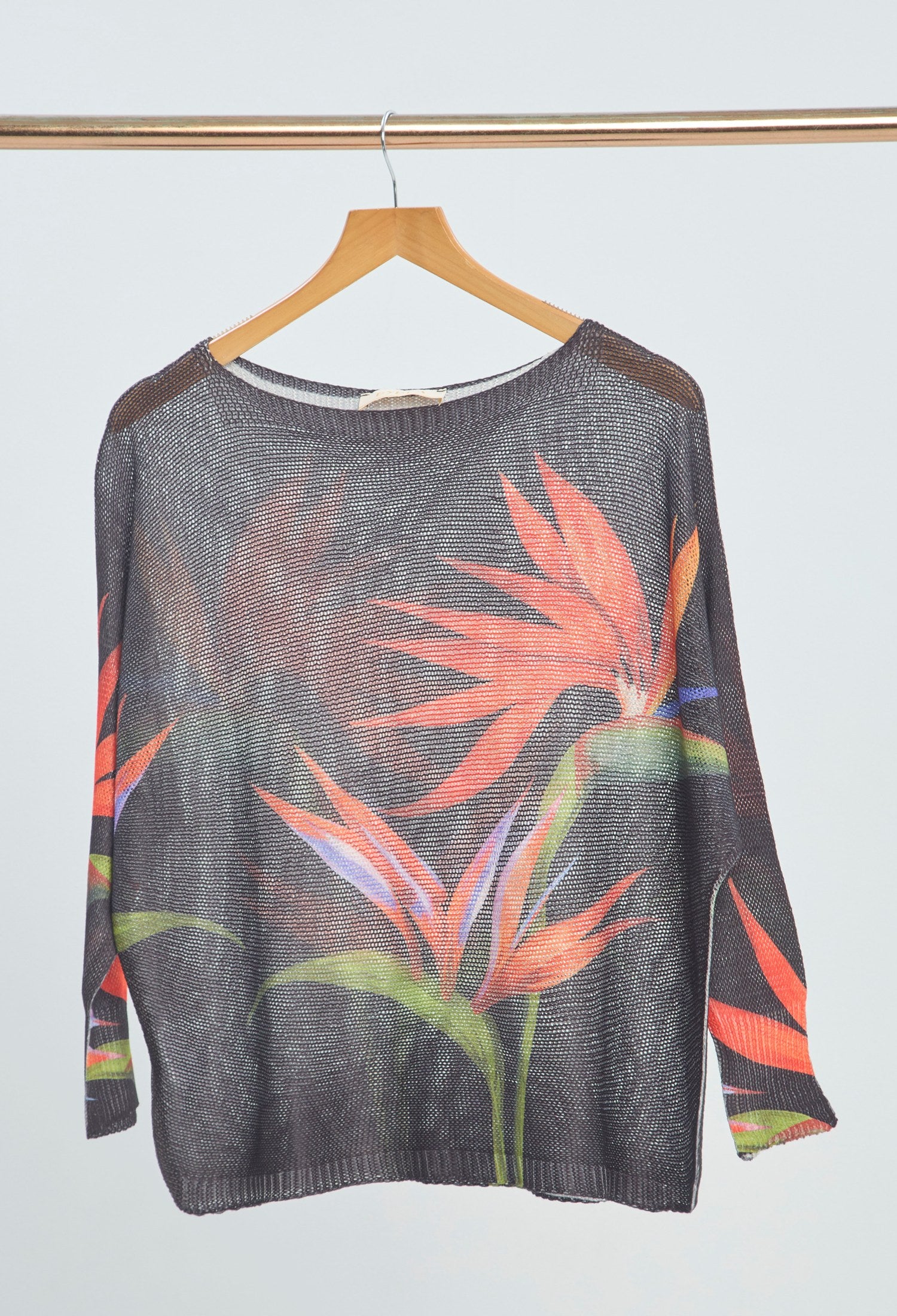 Blusa Tejida Estampado Floral negro con estampado tropical BYBLA
