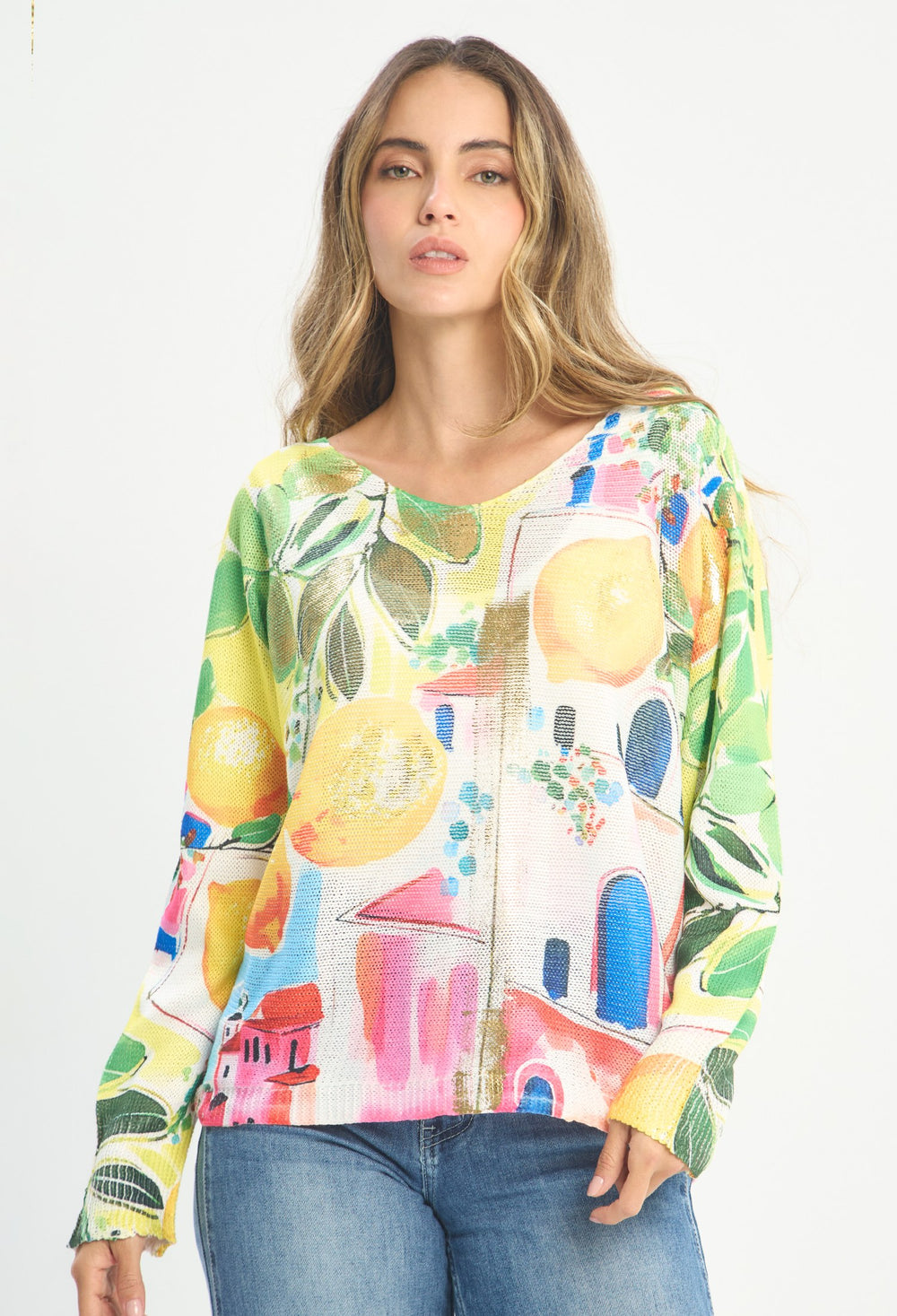 Mujer luciendo blusa estampado multicolor BYBLA - Tejido Estampado Tropical