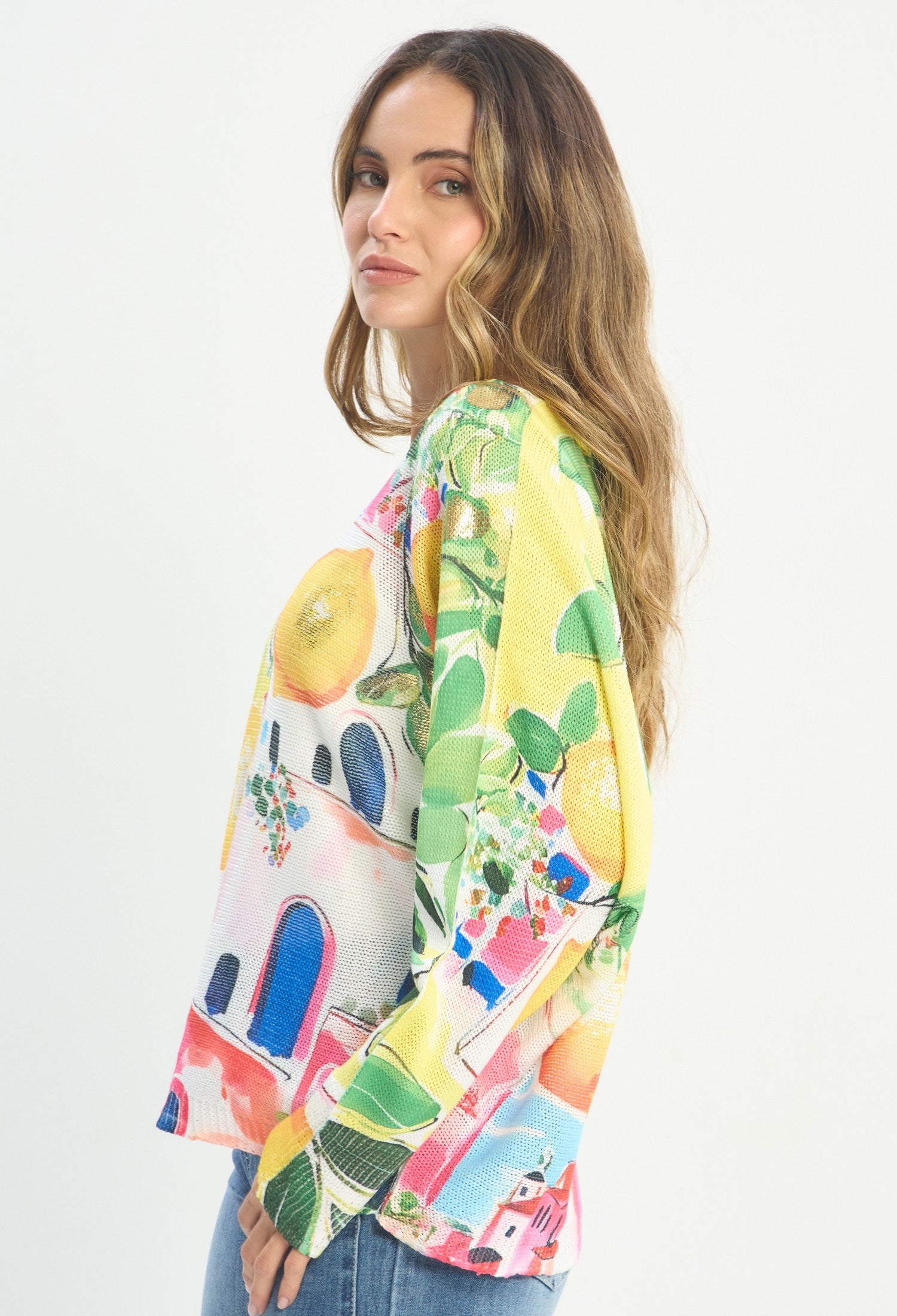 Mujer luciendo blusa estampado multicolor BYBLA - Tejido Estampado Tropical - vista 3