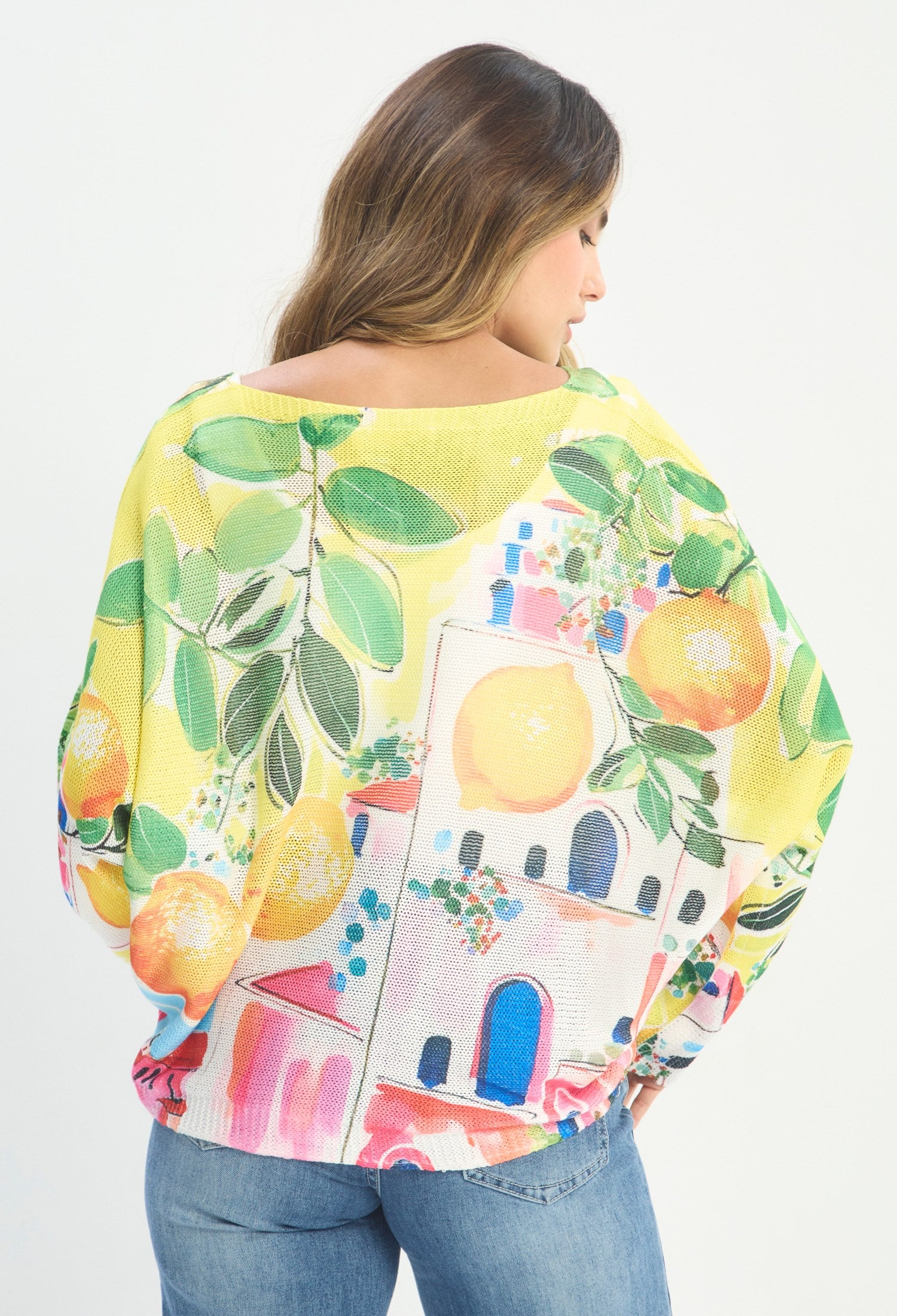 Mujer luciendo blusa estampado multicolor BYBLA - Tejido Estampado Tropical - vista 4