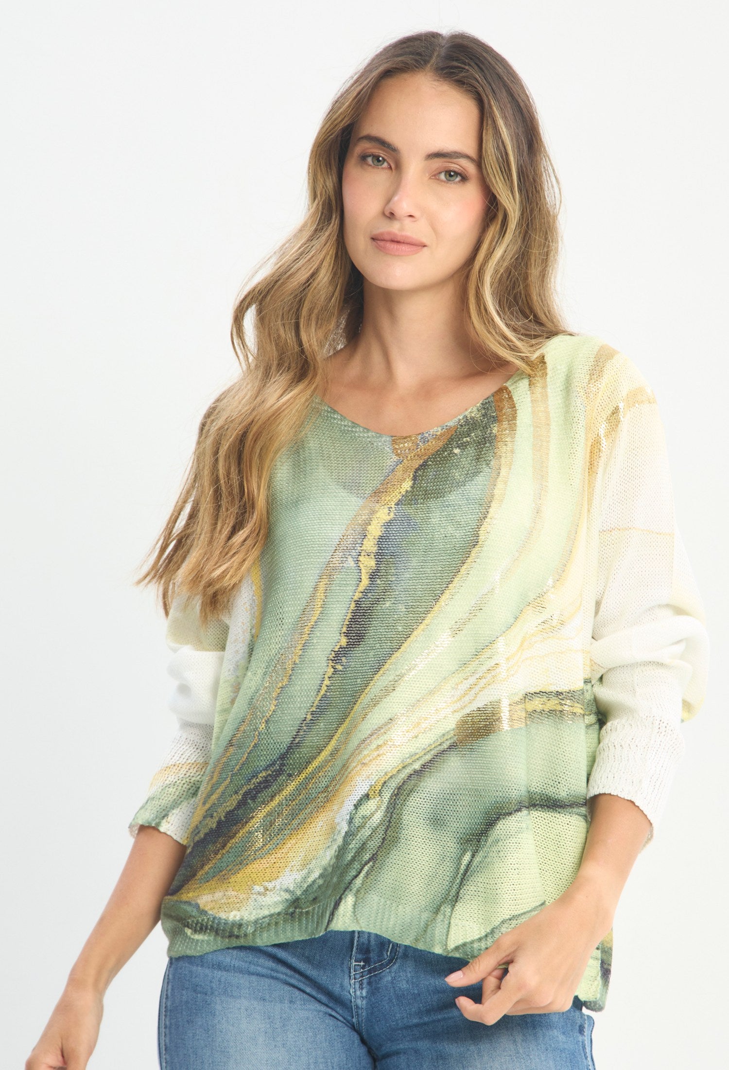 Mujer luciendo blusa verde BYBLA - Tejido Punto Estampado