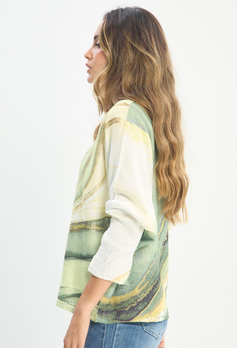 Mujer luciendo blusa verde BYBLA - Tejido Punto Estampado - vista 2