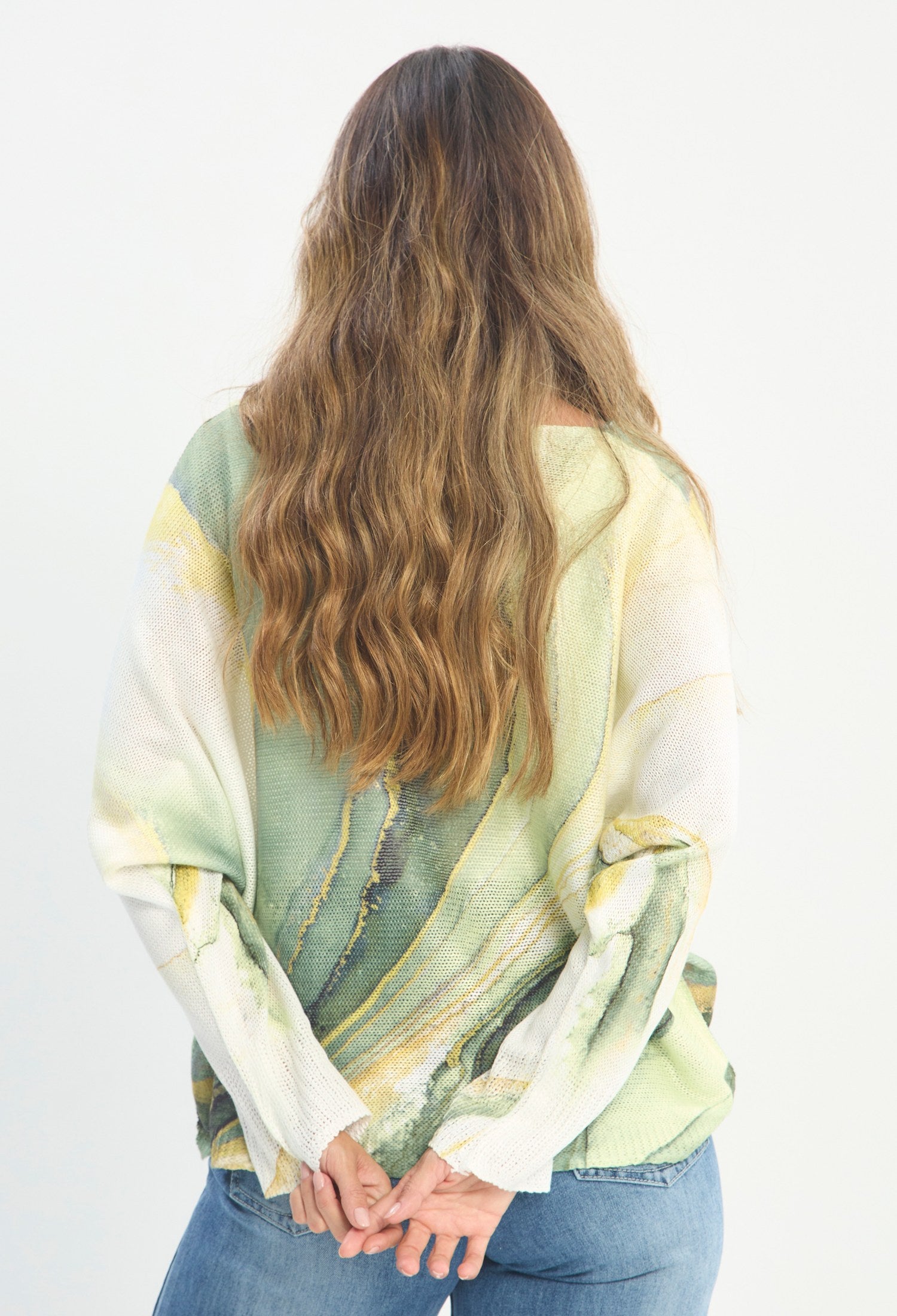Mujer luciendo blusa verde BYBLA - Tejido Punto Estampado - vista 3