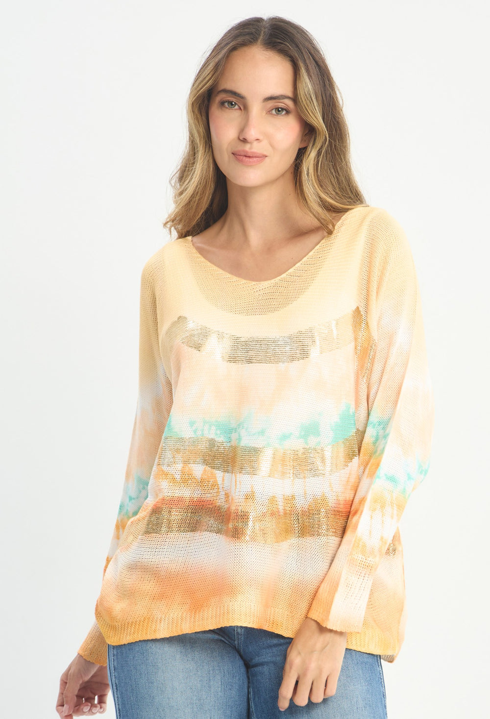 Mujer luciendo blusa amarillo BYBLA - Tejido Punto Tie Dye