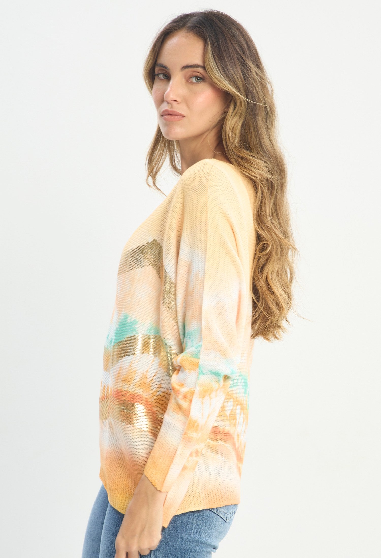 Mujer luciendo blusa amarillo BYBLA - Tejido Punto Tie Dye - vista 3