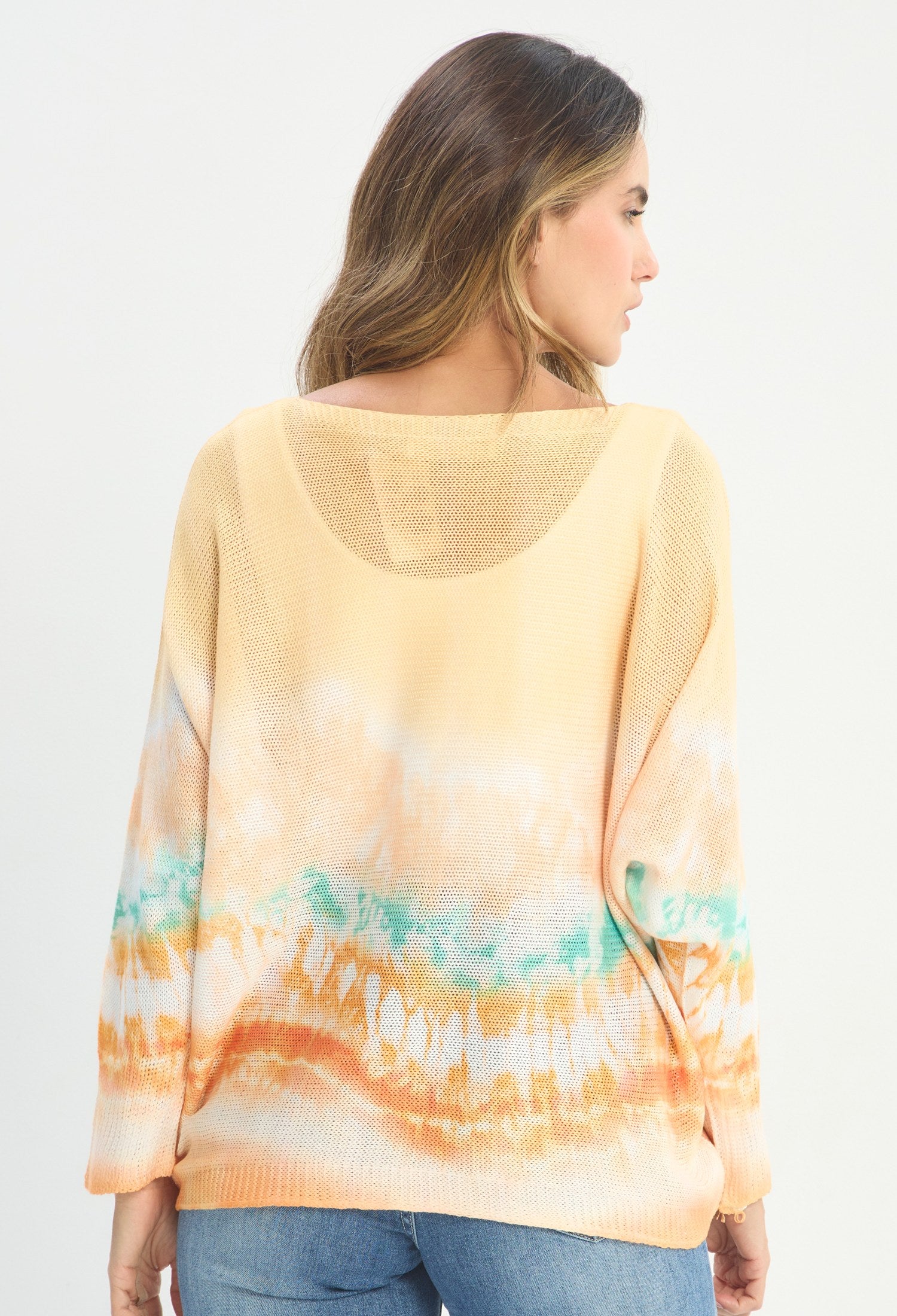 Mujer luciendo blusa amarillo BYBLA - Tejido Punto Tie Dye - vista 4