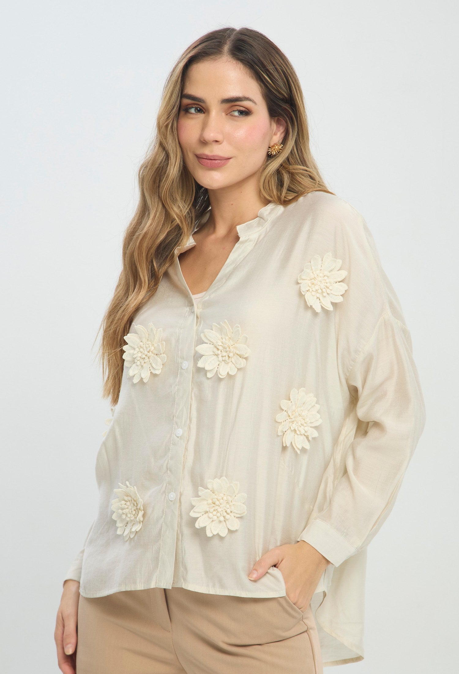 Camisa Apliques Flores 3D beige BYBLA Colombia