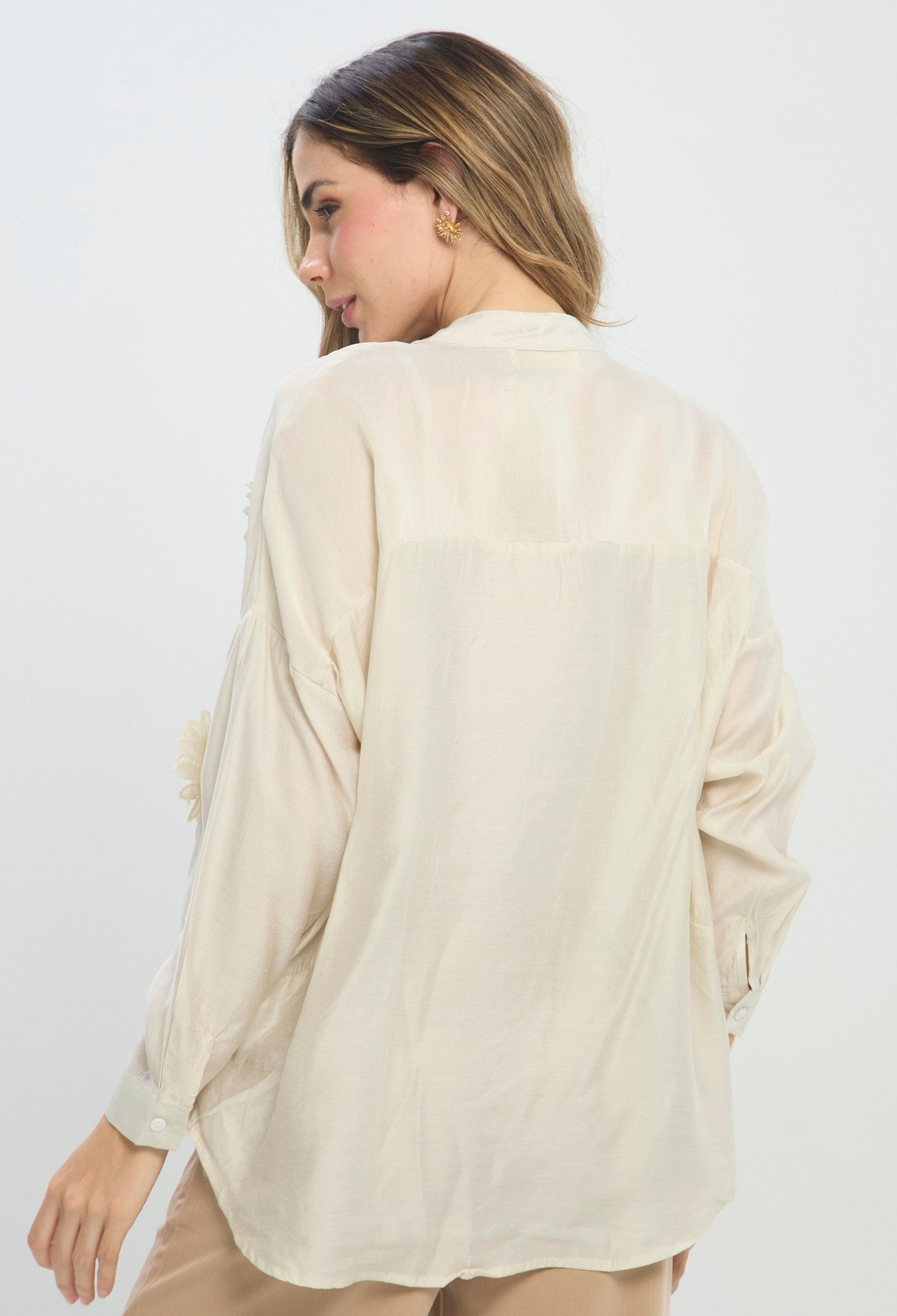 Camisa Apliques Flores 3D beige BYBLA Colombia - vista 3