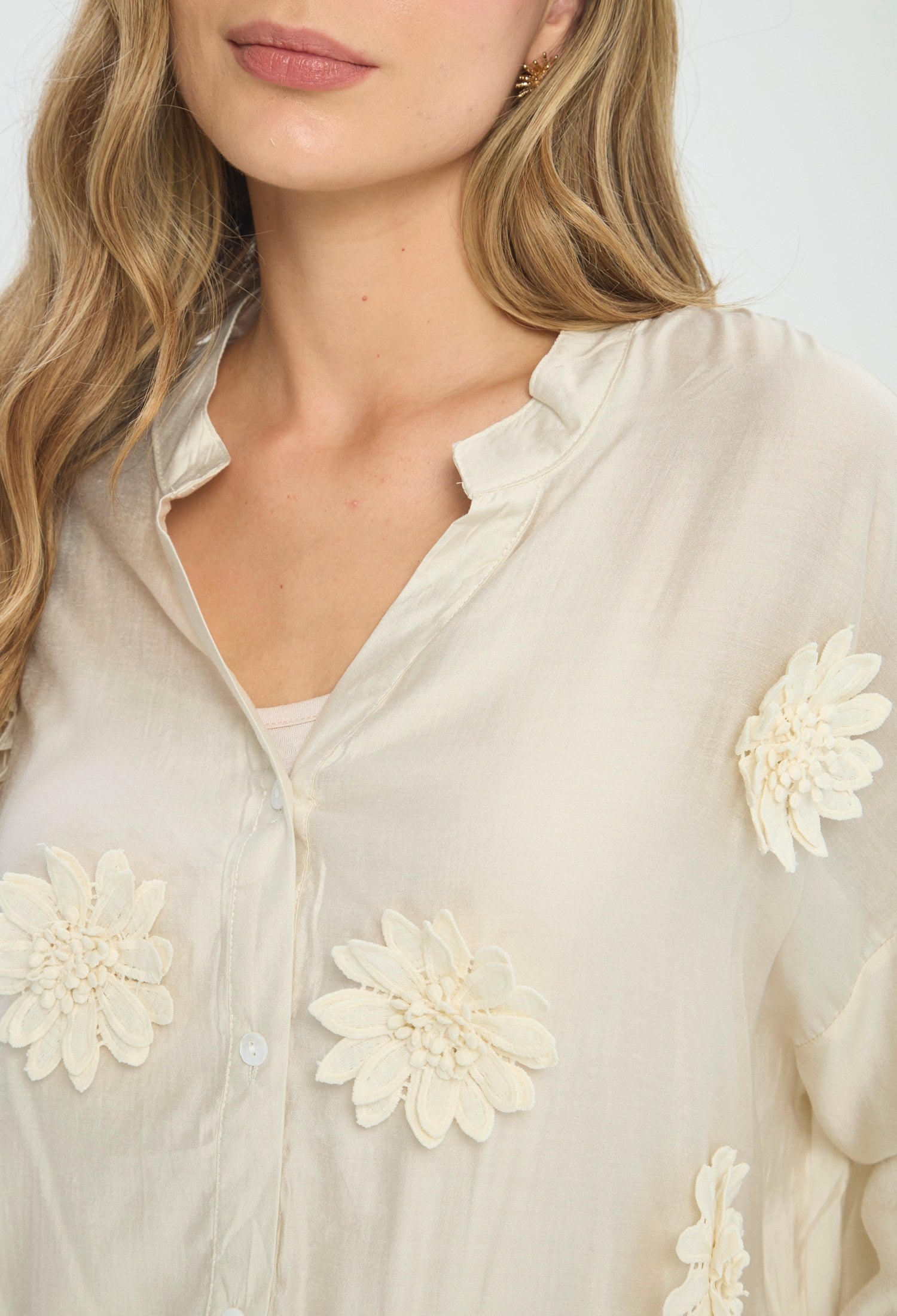 Camisa Apliques Flores 3D beige BYBLA Colombia - vista 5
