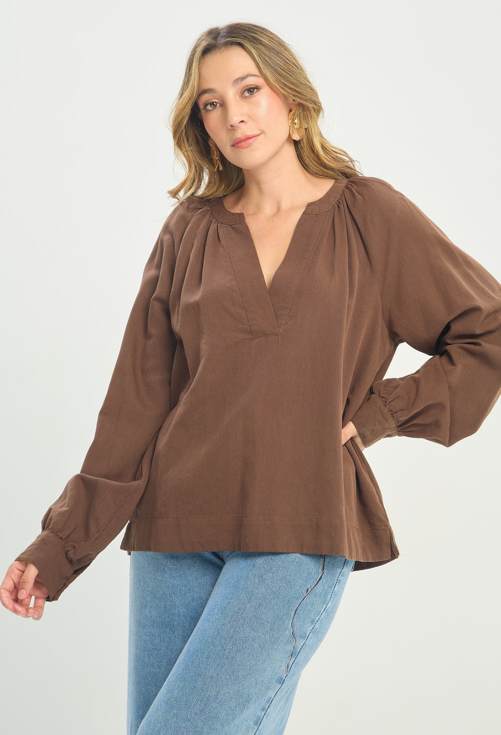 Blusa Tencel Cuello V Fruncido Café BYBLA