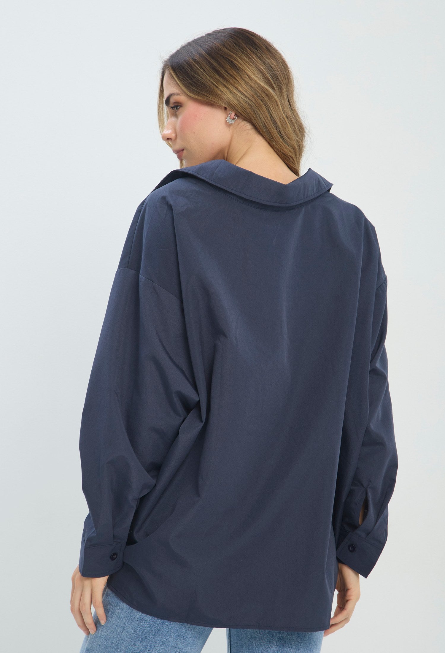 Camisa Oversize Bordados azul BYBLA Colombia - vista 4