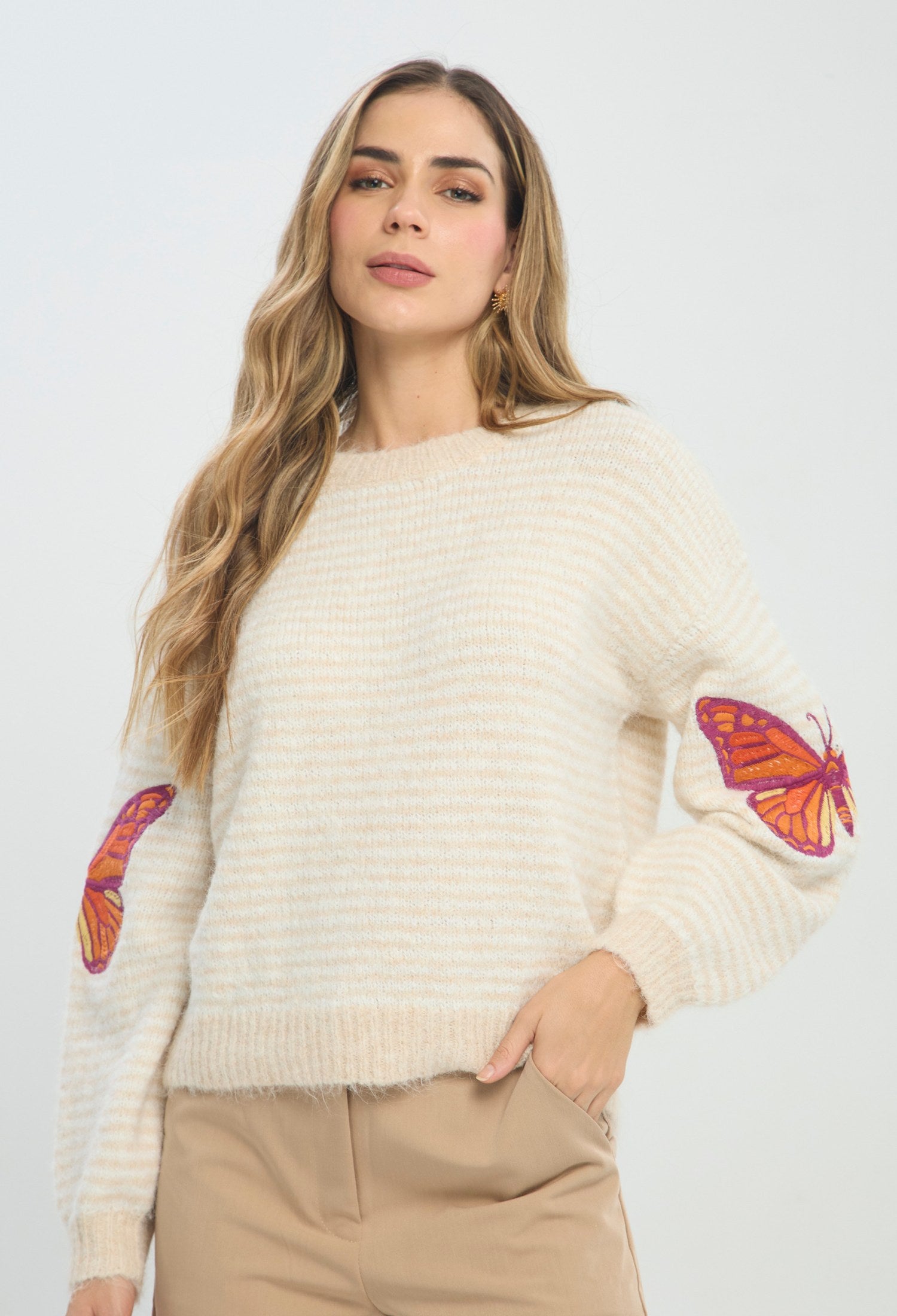 Buzo Mariposas Bordadas beige BYBLA Colombia