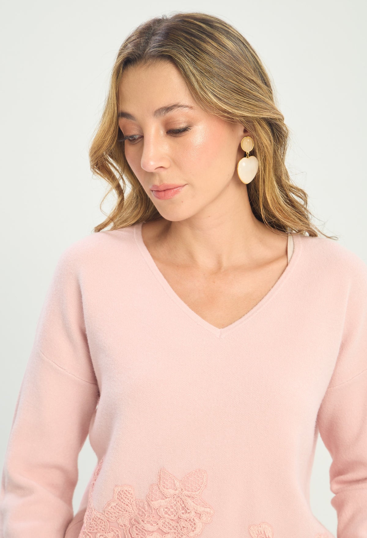 Buzo Tejido Cuello V con Encaje Rosa BYBLA - vista 3