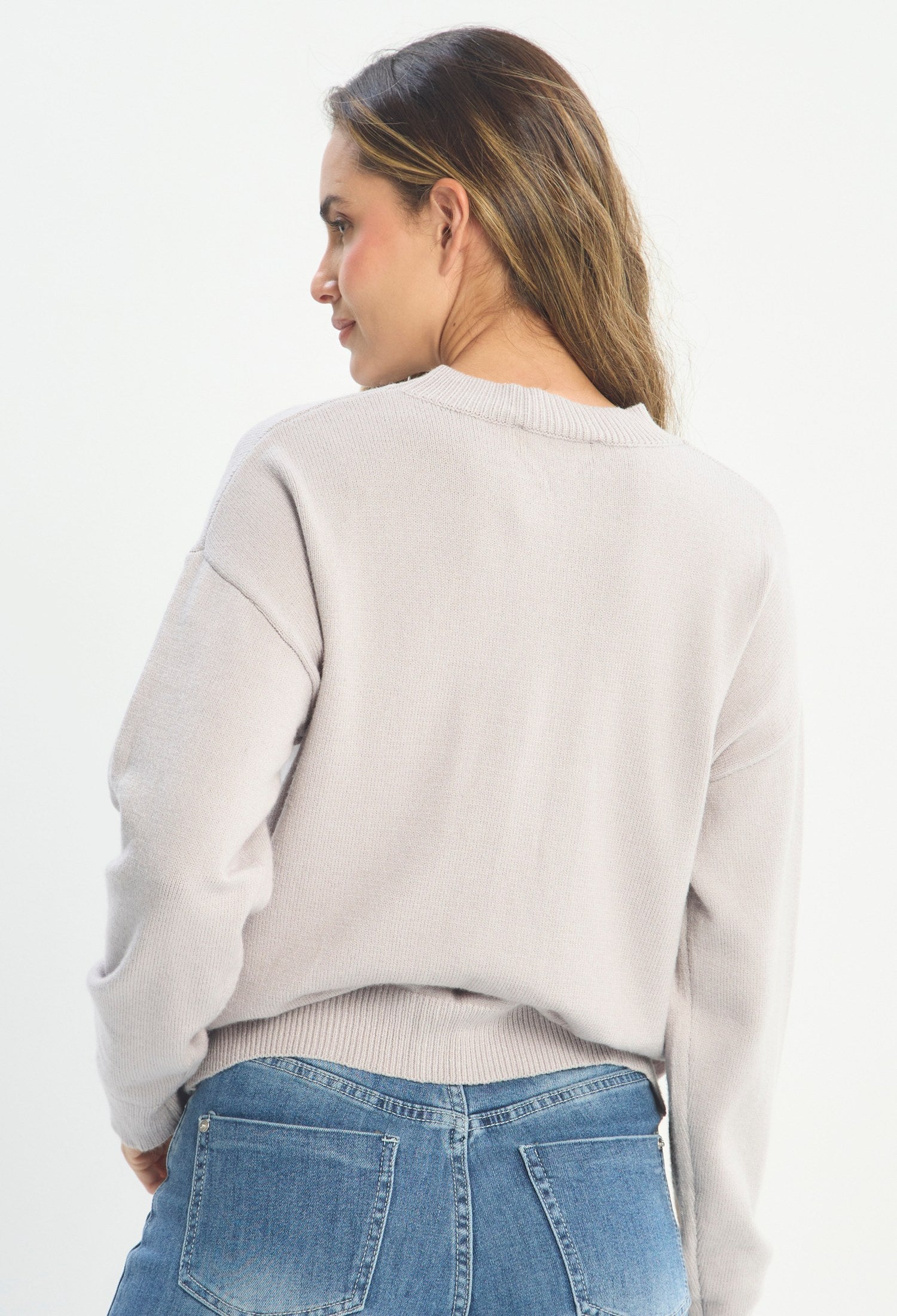Mujer luciendo buzo gris BYBLA - Tejido Estampado Perros - vista 3