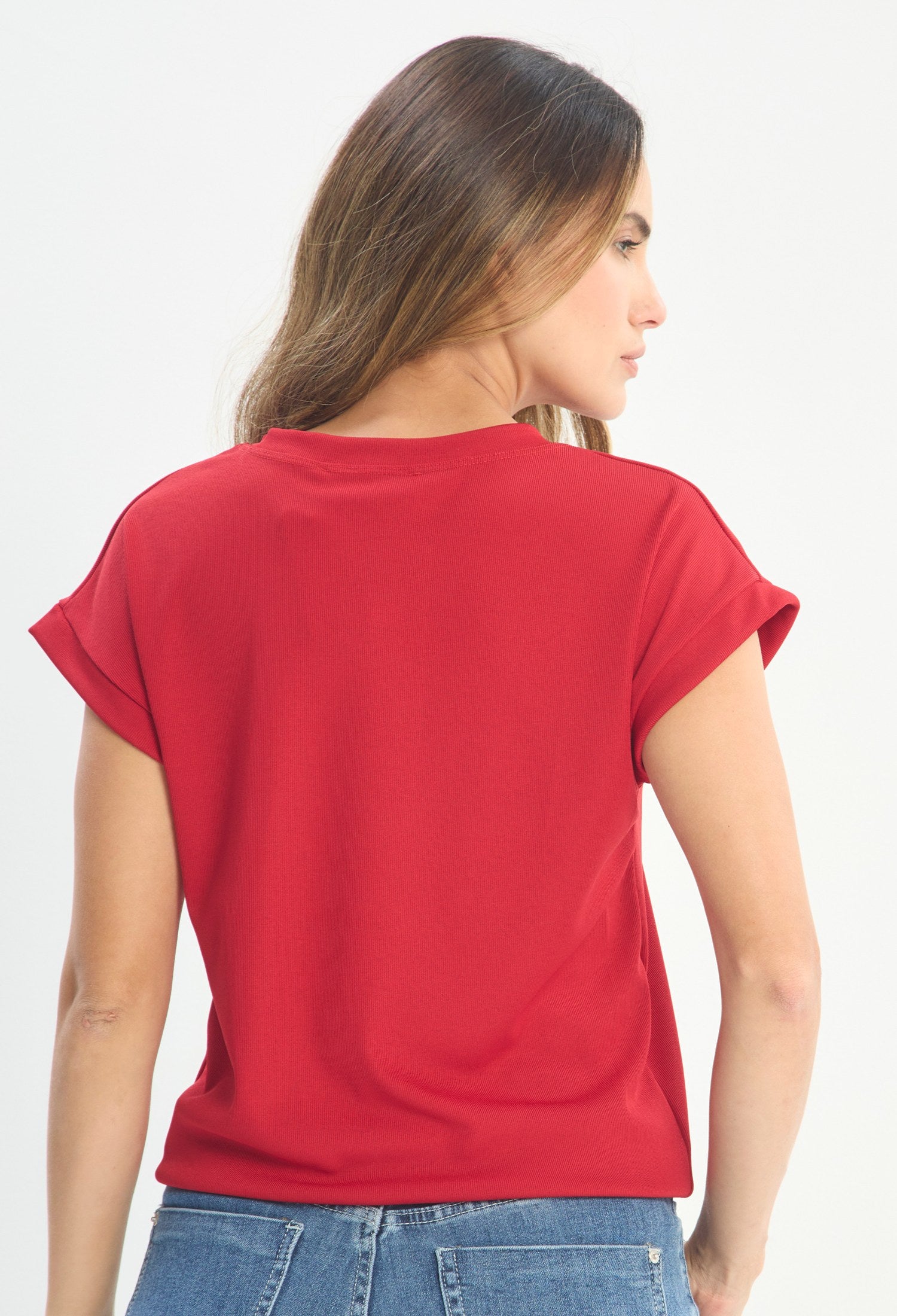Mujer luciendo blusa rojo BYBLA - Básica Cuello Redondo - vista 3