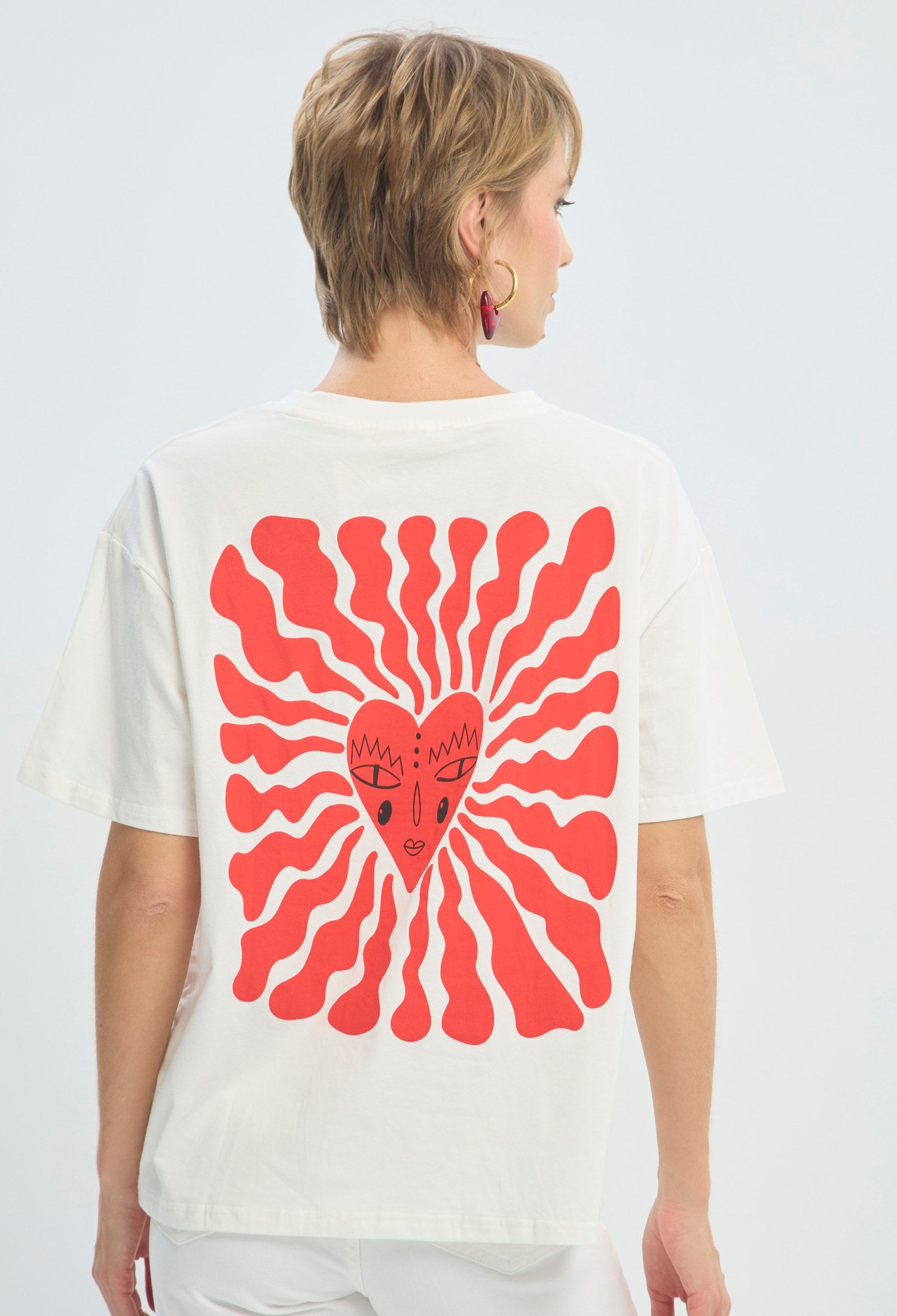 Camiseta blanca con corazón rojo estampado BYBLA - vista 3