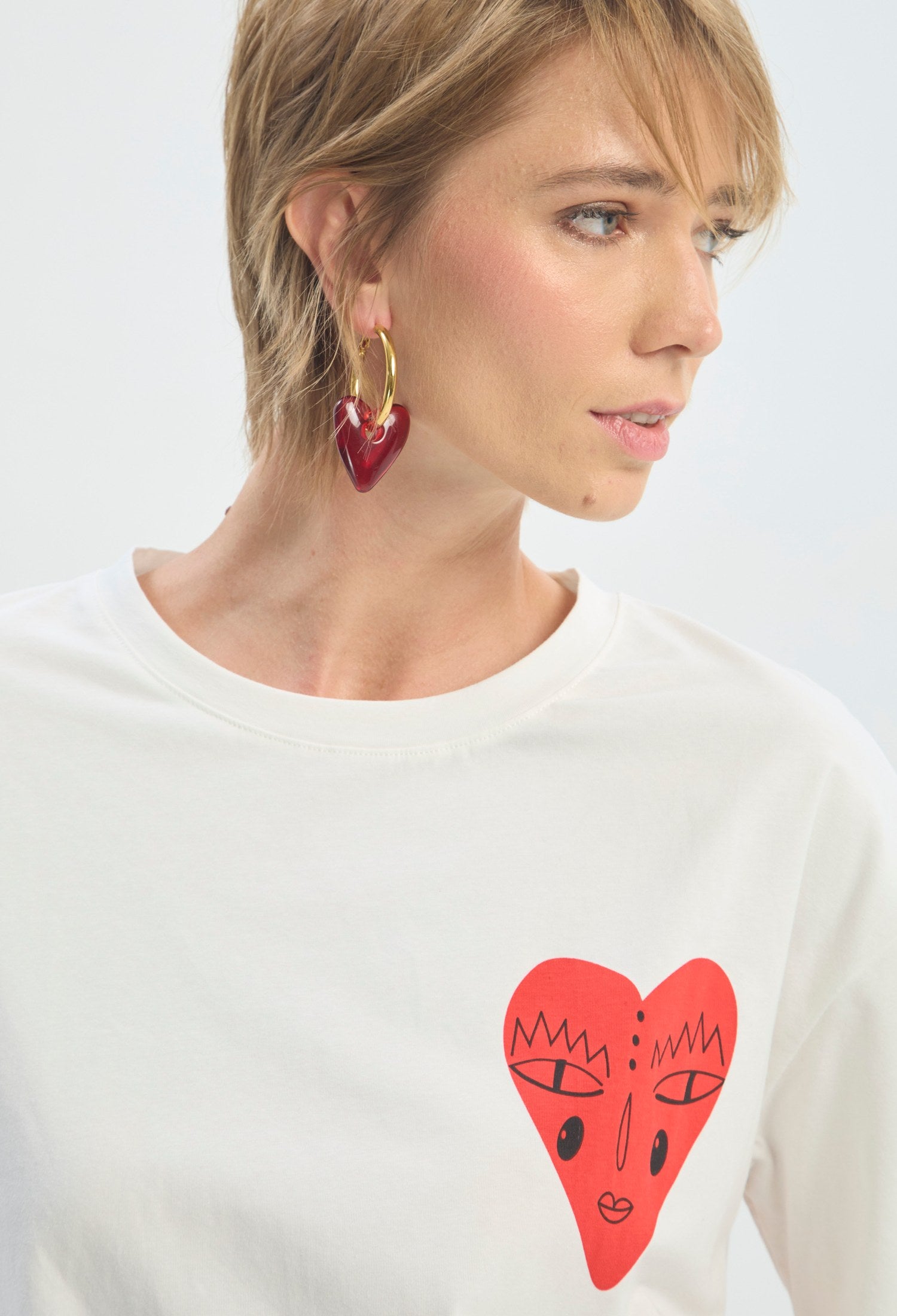 Camiseta blanca con corazón rojo estampado BYBLA - vista 4