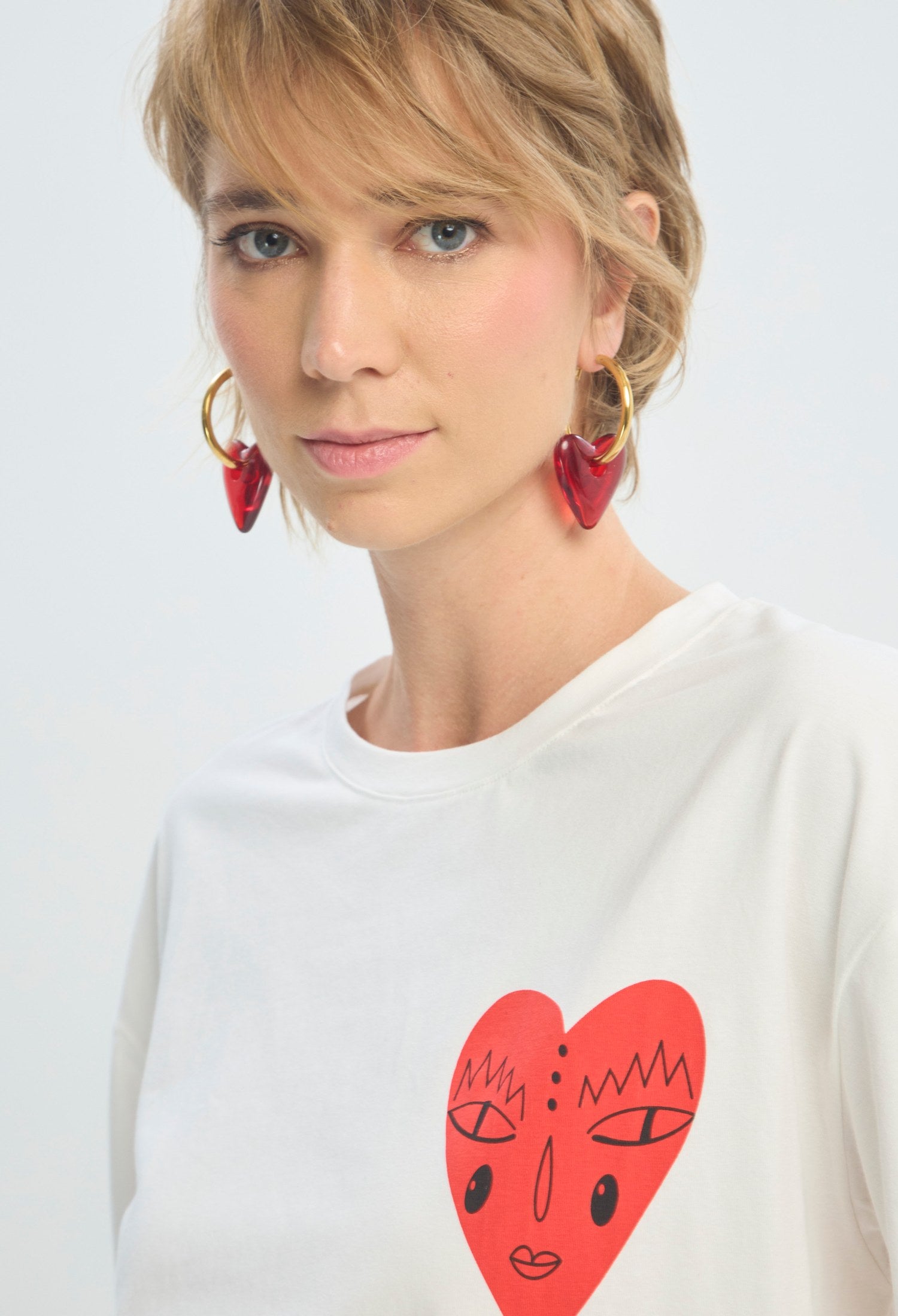 Camiseta blanca con corazón rojo estampado BYBLA - vista 5
