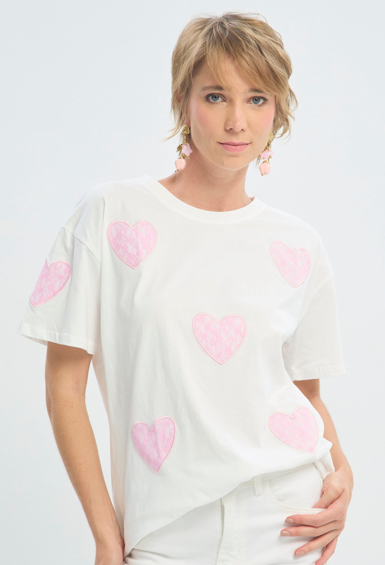 Camiseta blanca con corazones de encaje rosa BYBLA