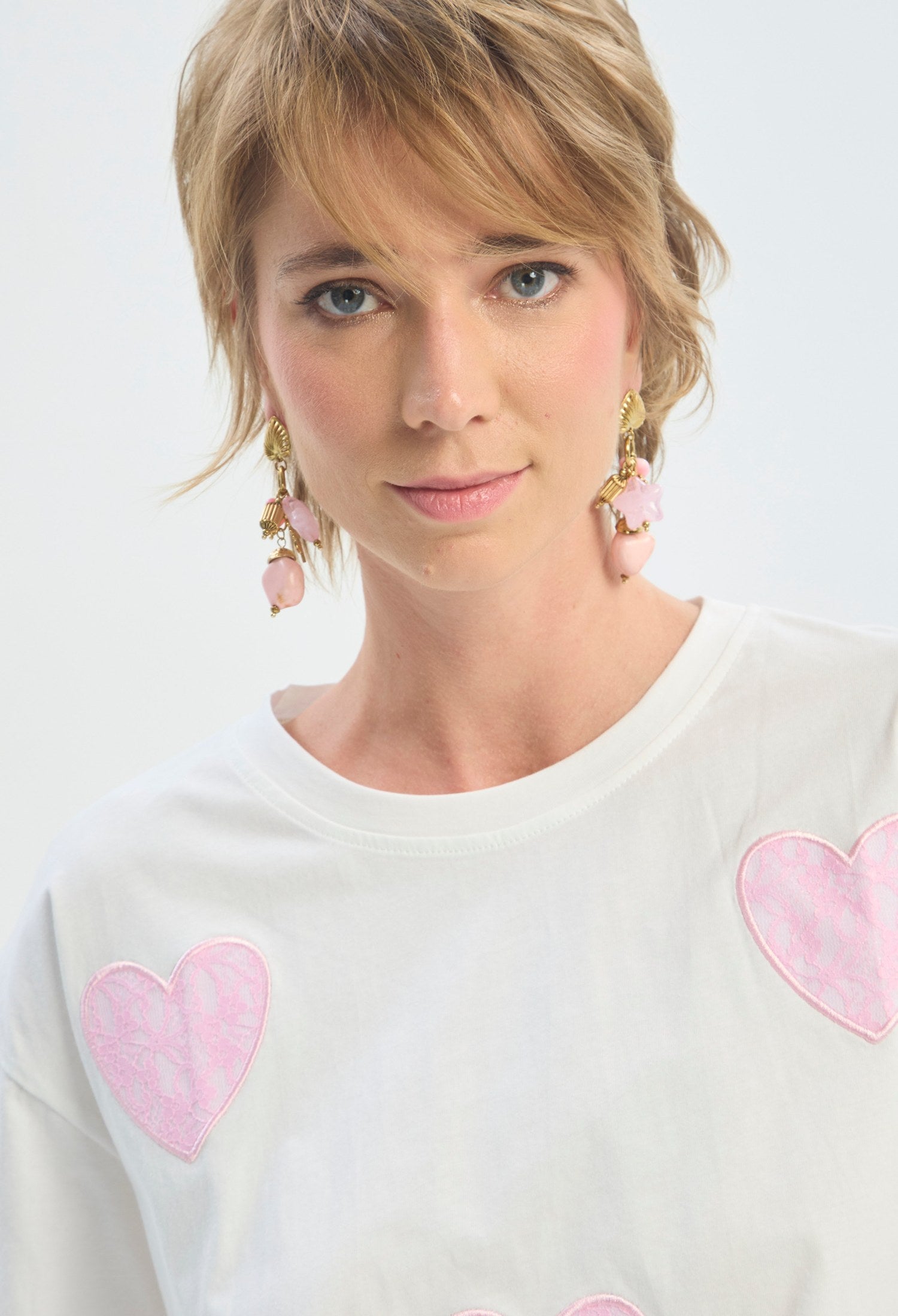 Camiseta blanca con corazones de encaje rosa BYBLA - vista 4