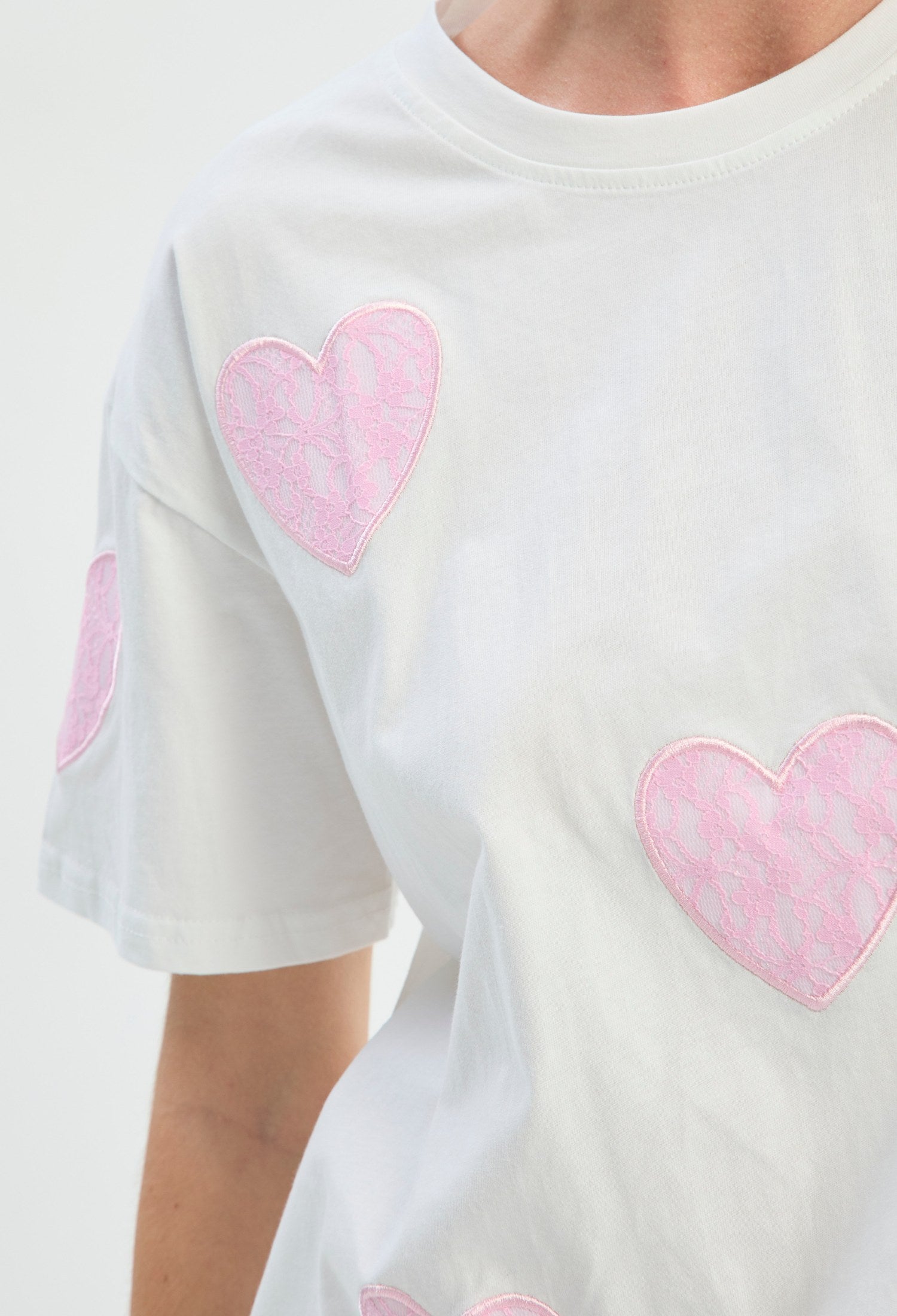 Camiseta blanca con corazones de encaje rosa BYBLA - vista 5