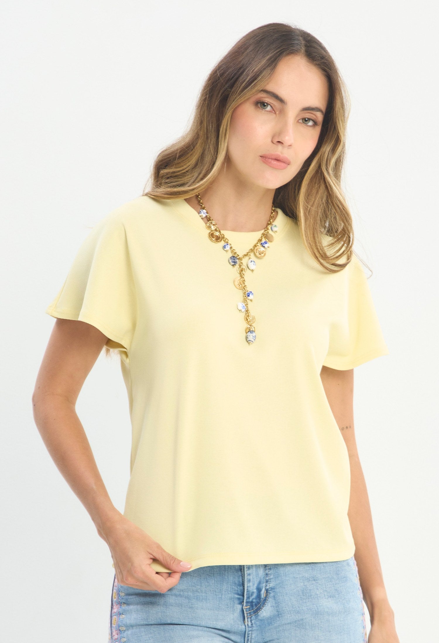 Mujer luciendo blusa amarillo BYBLA - Cuello Redondo