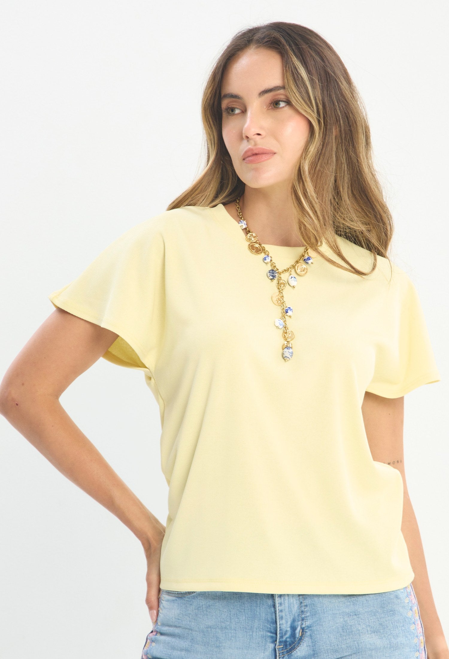 Mujer luciendo blusa amarillo BYBLA - Cuello Redondo - vista 2