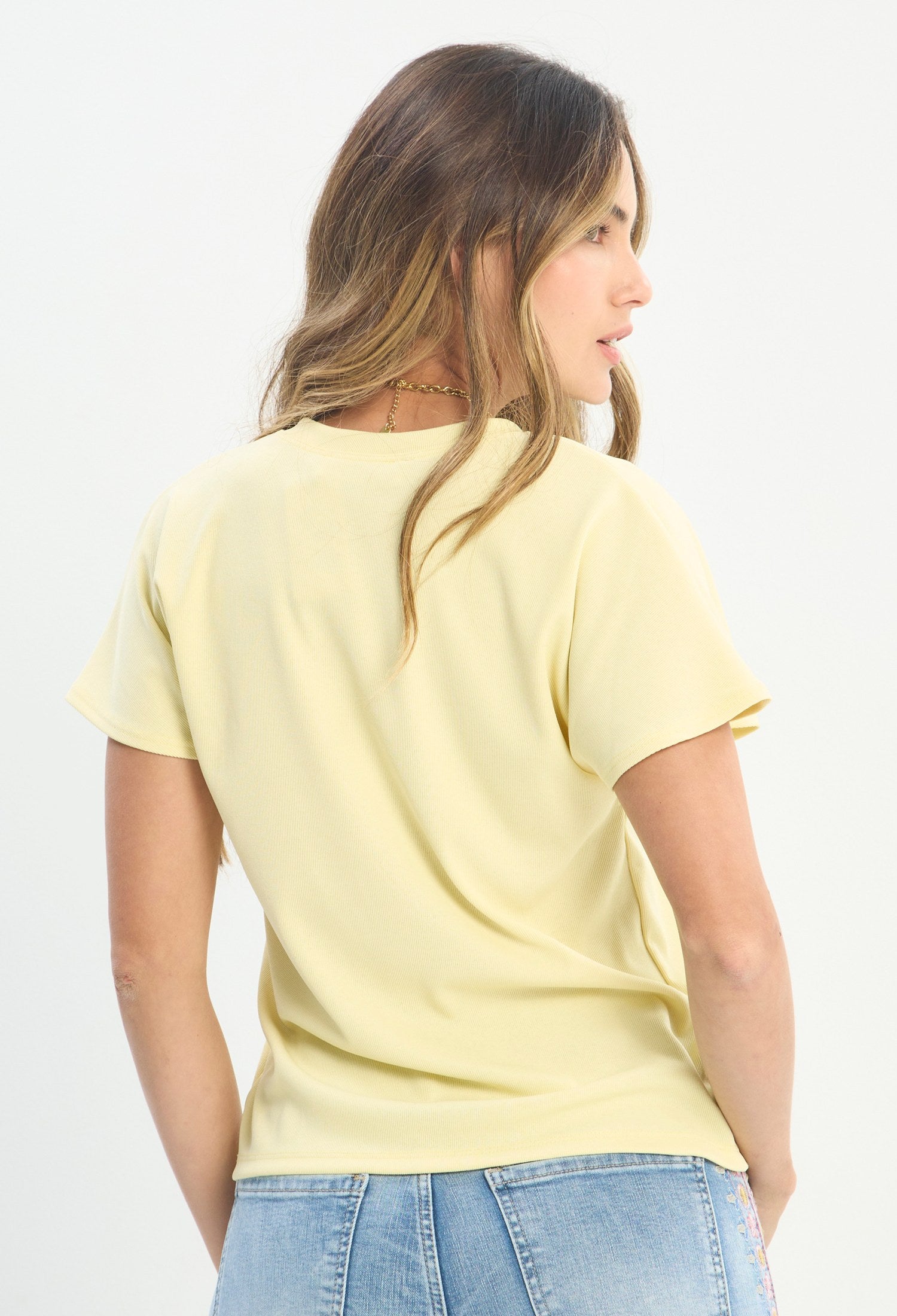 Mujer luciendo blusa amarillo BYBLA - Cuello Redondo - vista 4