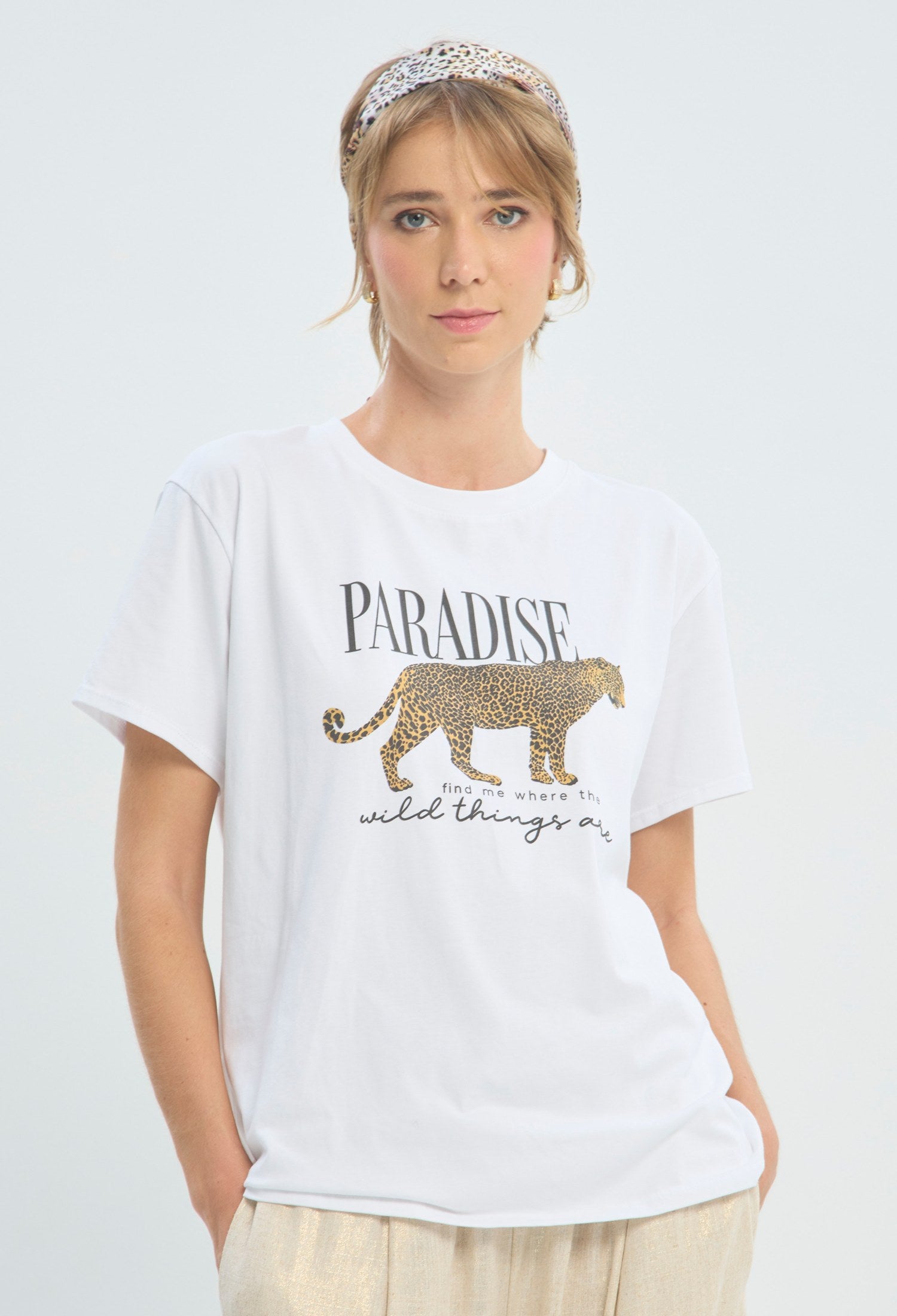 Camiseta blanca con estampado de leopardo Paradise BYBLA