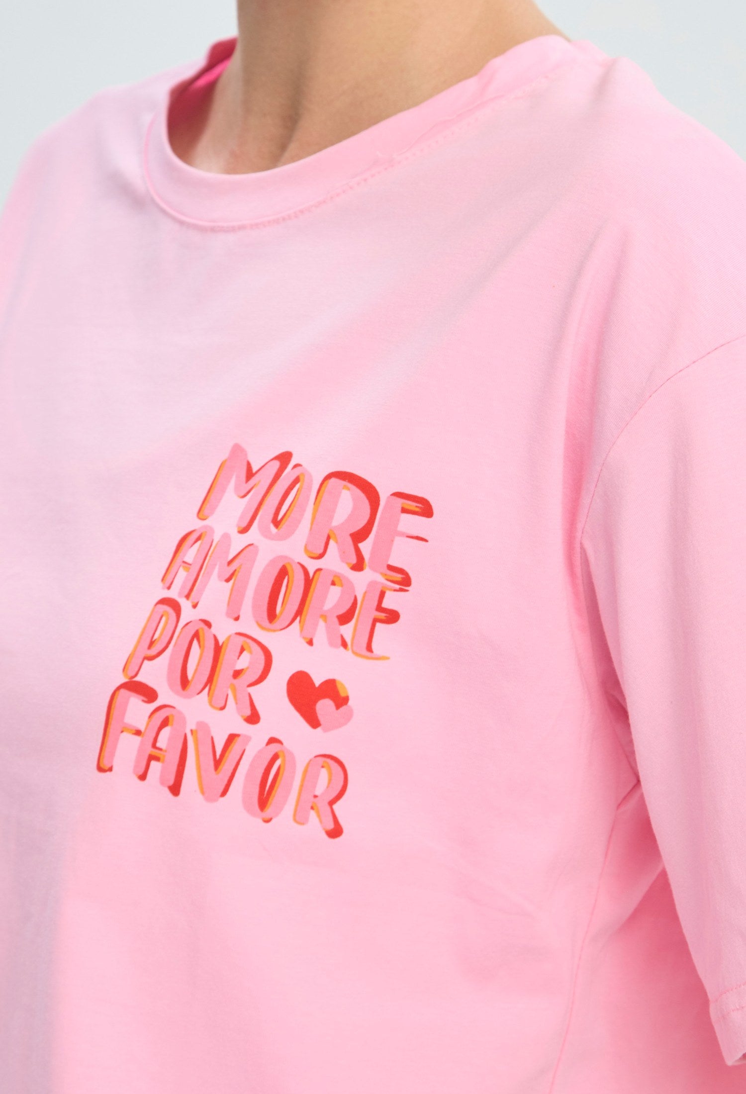 Camiseta rosa con mensaje More Amore Por Favor BYBLA - vista 5