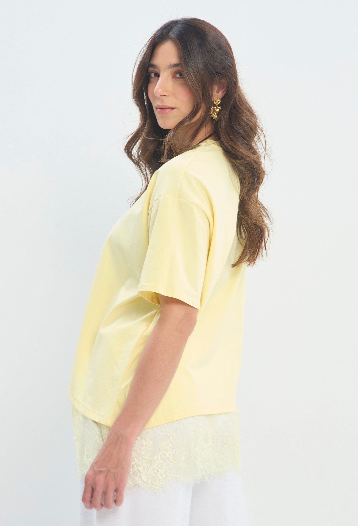 Camiseta Oversize Bajo De Encaje amarillo mantequilla sale BYBLA - vista 2