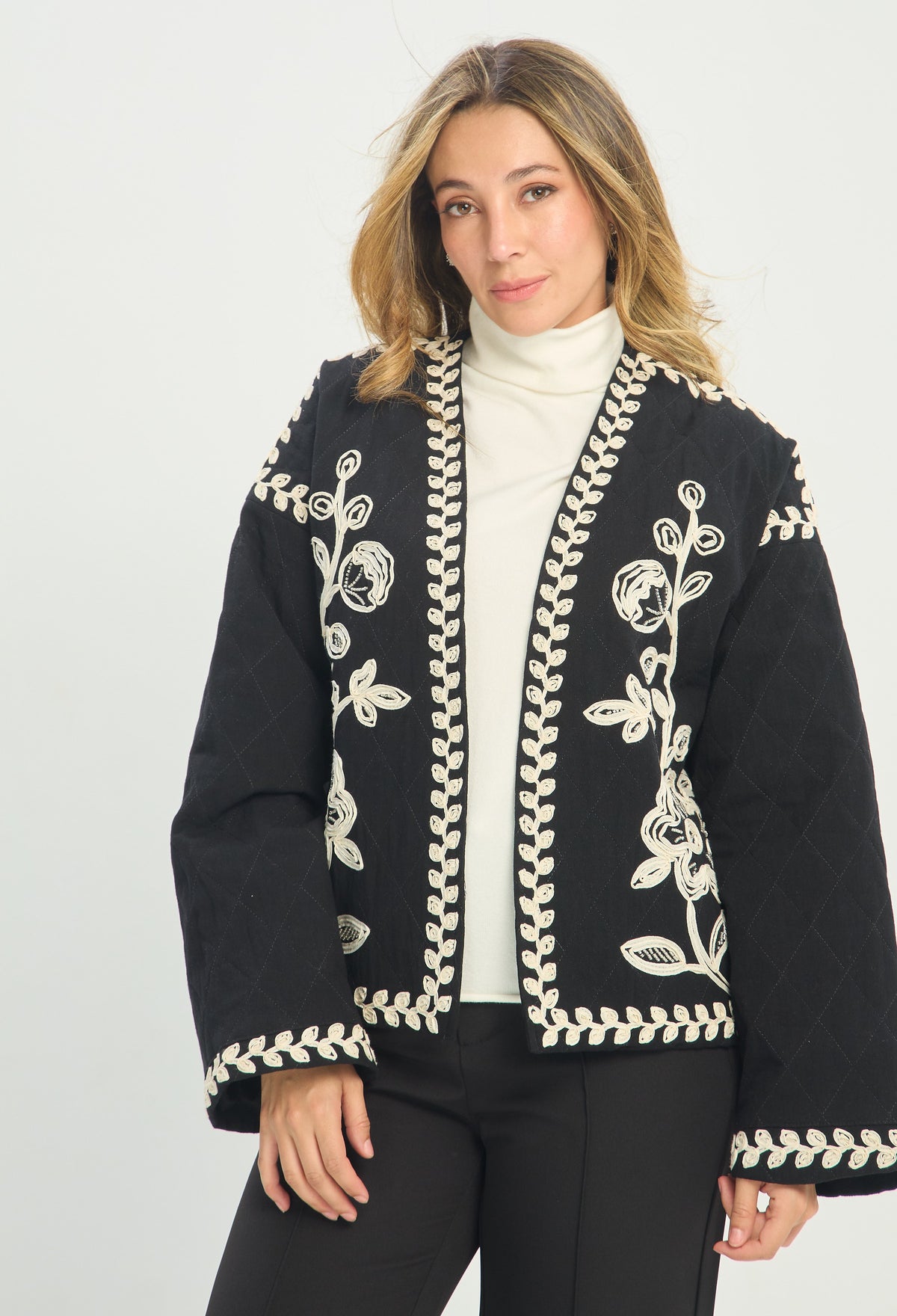 Chaqueta Acolchada Bordada Negra BYBLA